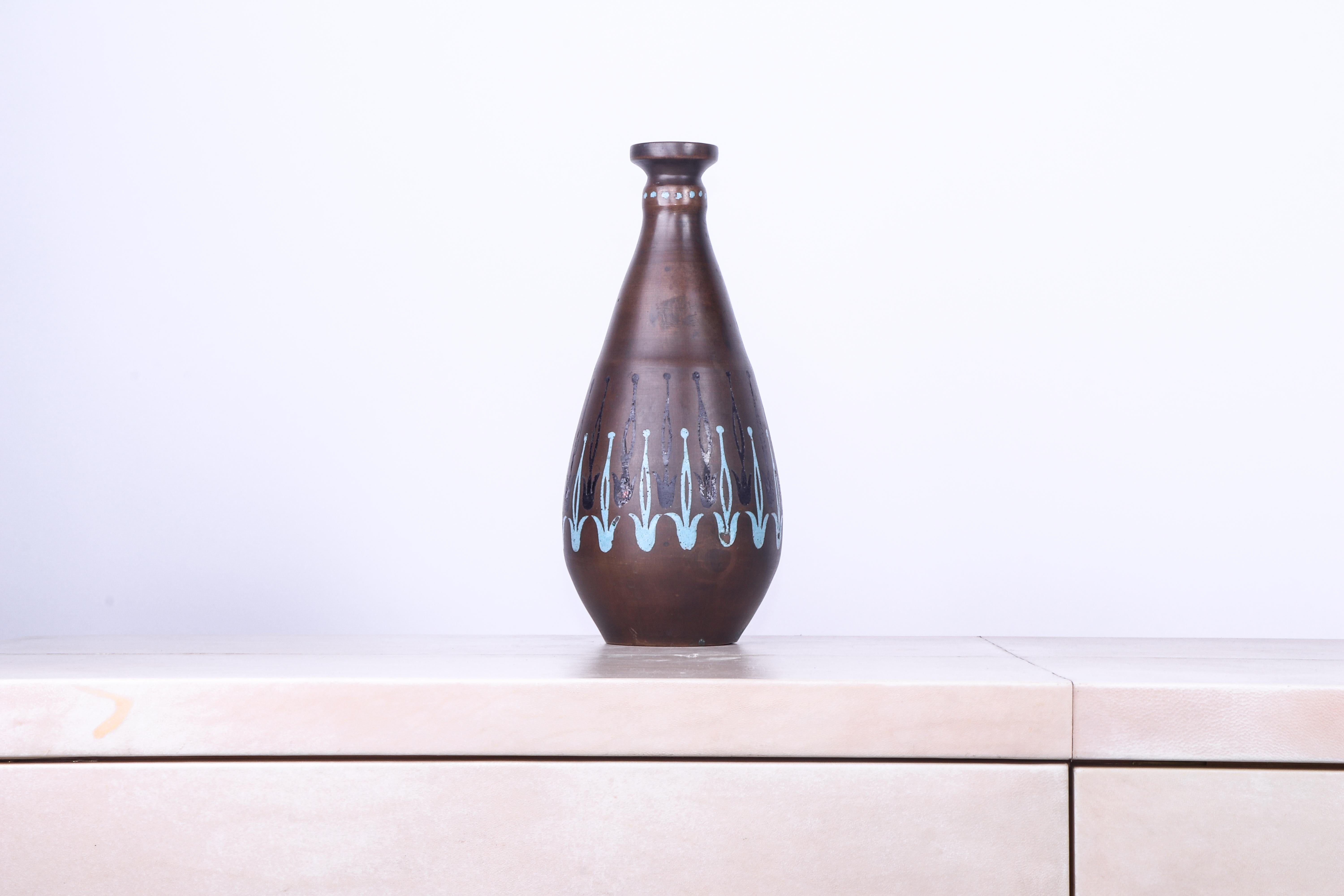Vaso in bronzo patinato Art Deco della Deco House di Primavera, circa 1925. Il vaso è ornato da un disegno smaltato in turchese. 

Sul vaso sono impresse le diciture 