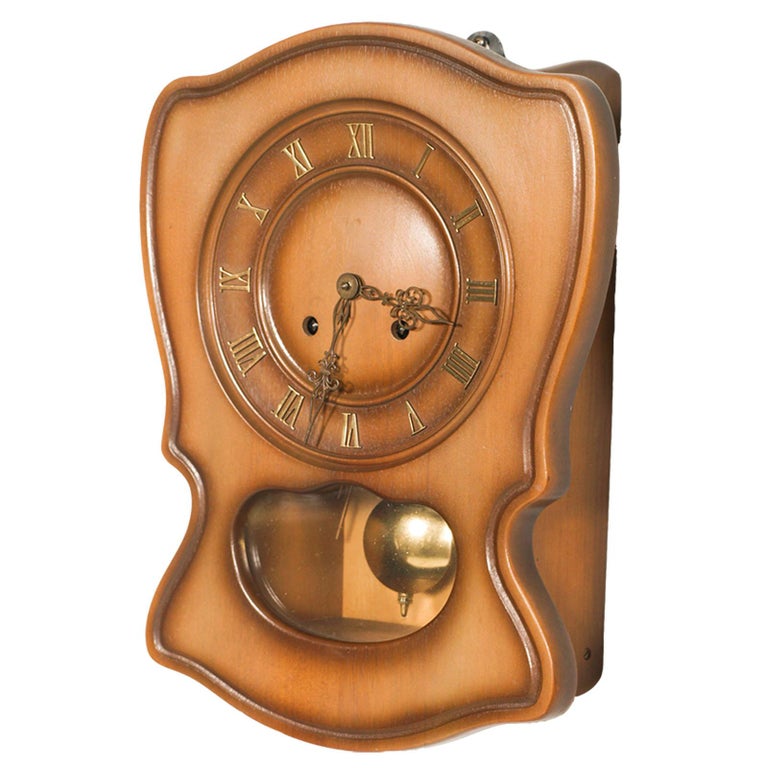 1920s Art Deco pendulum wall clock, in lacquered wood case mechanism Fex ZURICH, silent and fully functional. Hands and hour mark in gilded brass. With manual spring winding.

Measures: cm H 40, W 28, P 10.