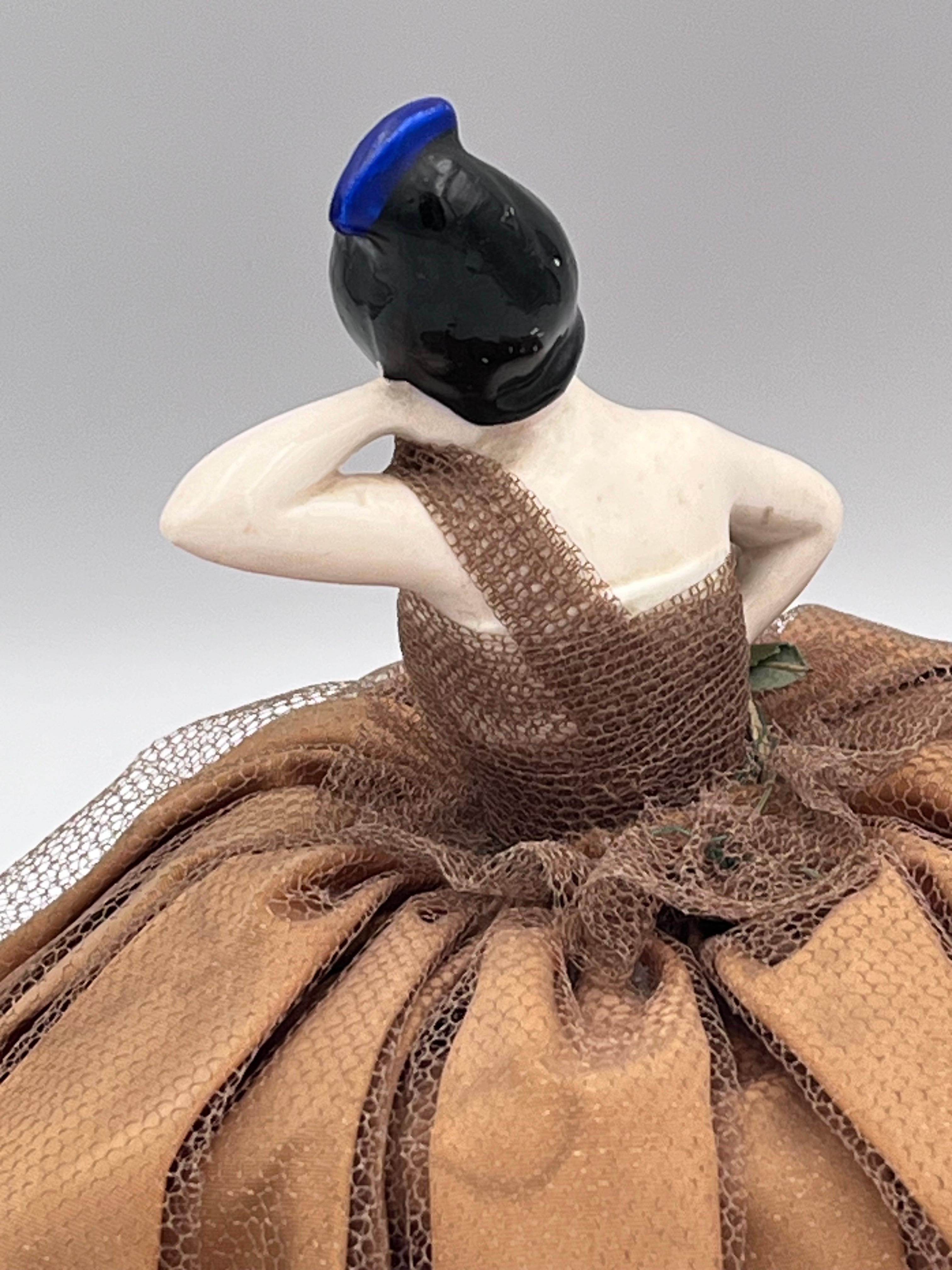 Demi-poupée en porcelaine Art Déco des années 1920 danseuse espagnole robe bronze en vente 4