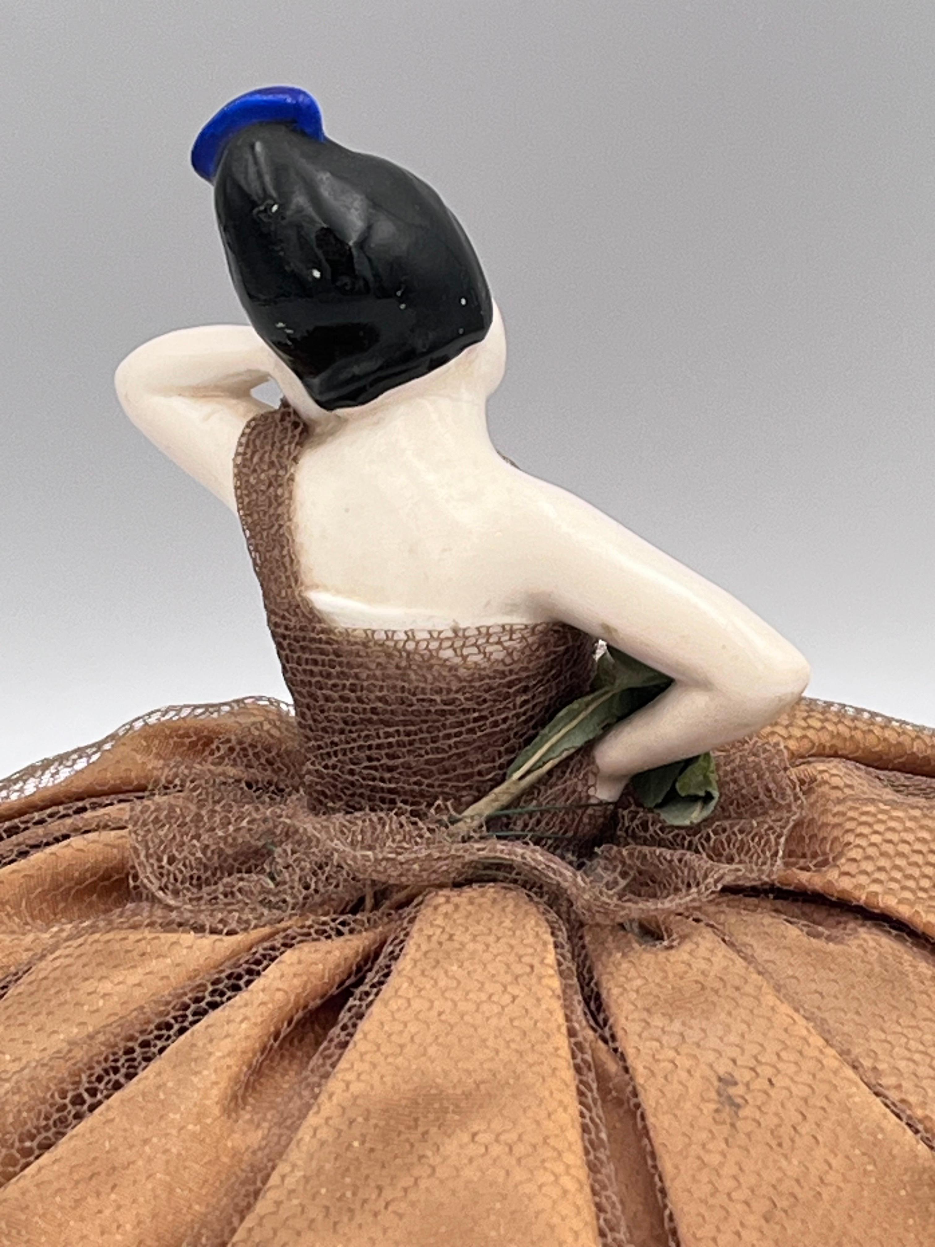 Demi-poupée en porcelaine Art Déco des années 1920 danseuse espagnole robe bronze en vente 5