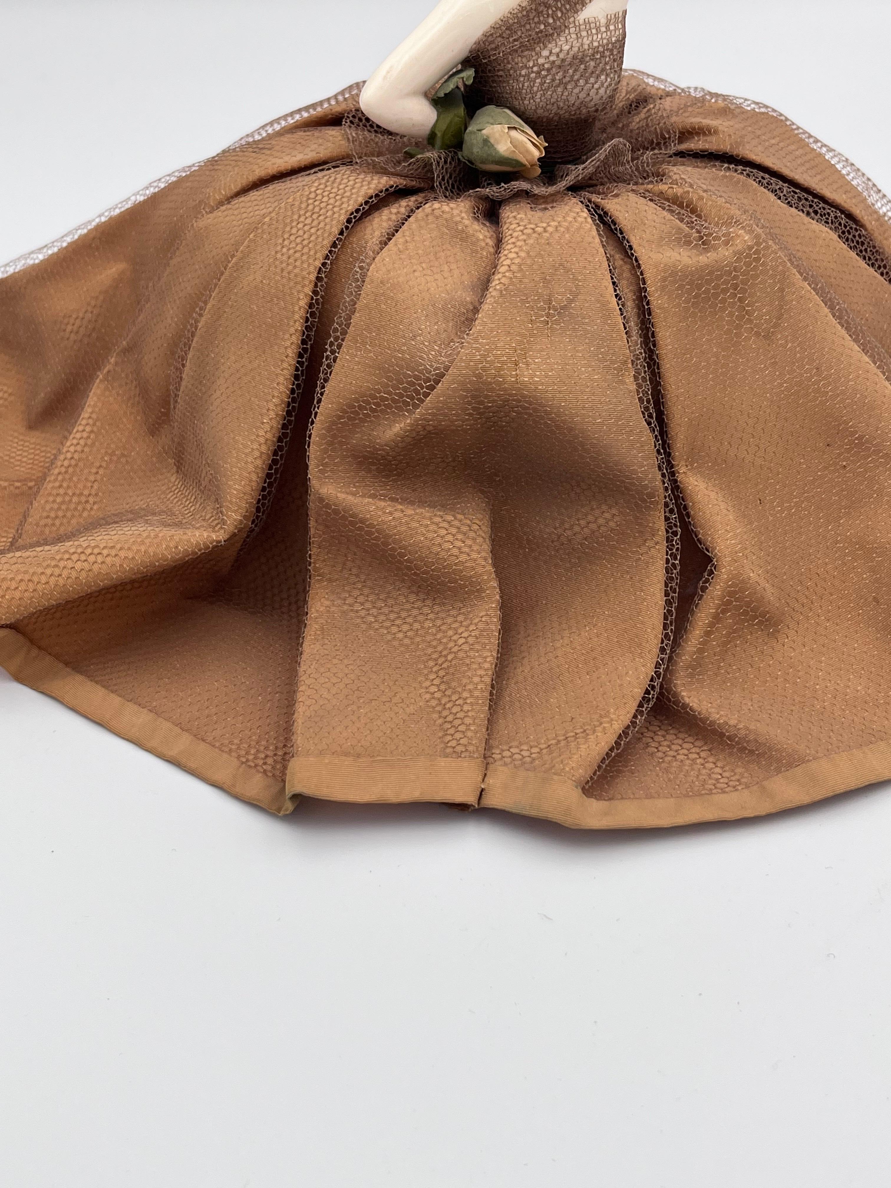 Demi-poupée en porcelaine Art Déco des années 1920 danseuse espagnole robe bronze en vente 10