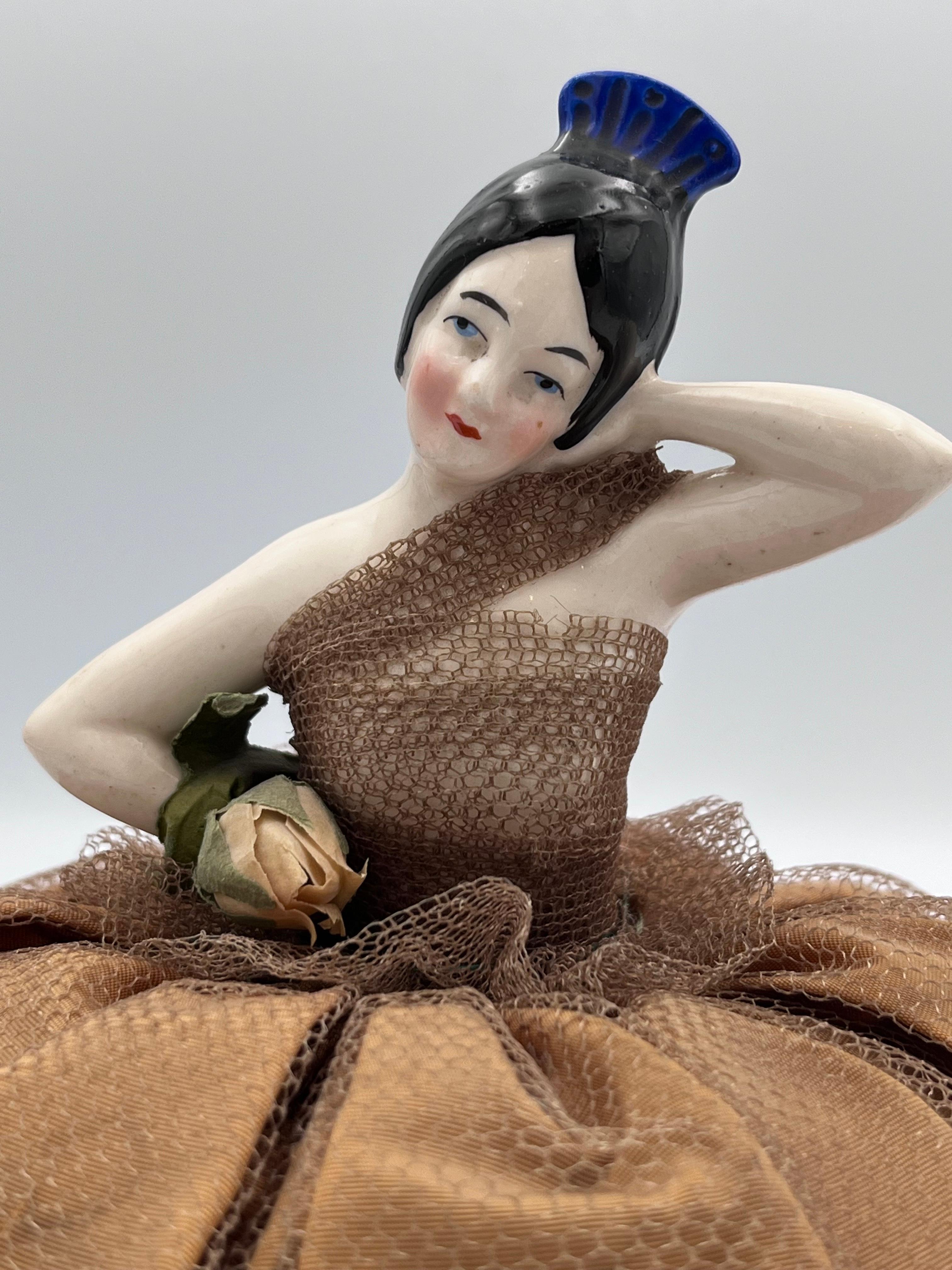 Demi-poupée en porcelaine Art Déco des années 1920 danseuse espagnole robe bronze en vente 11