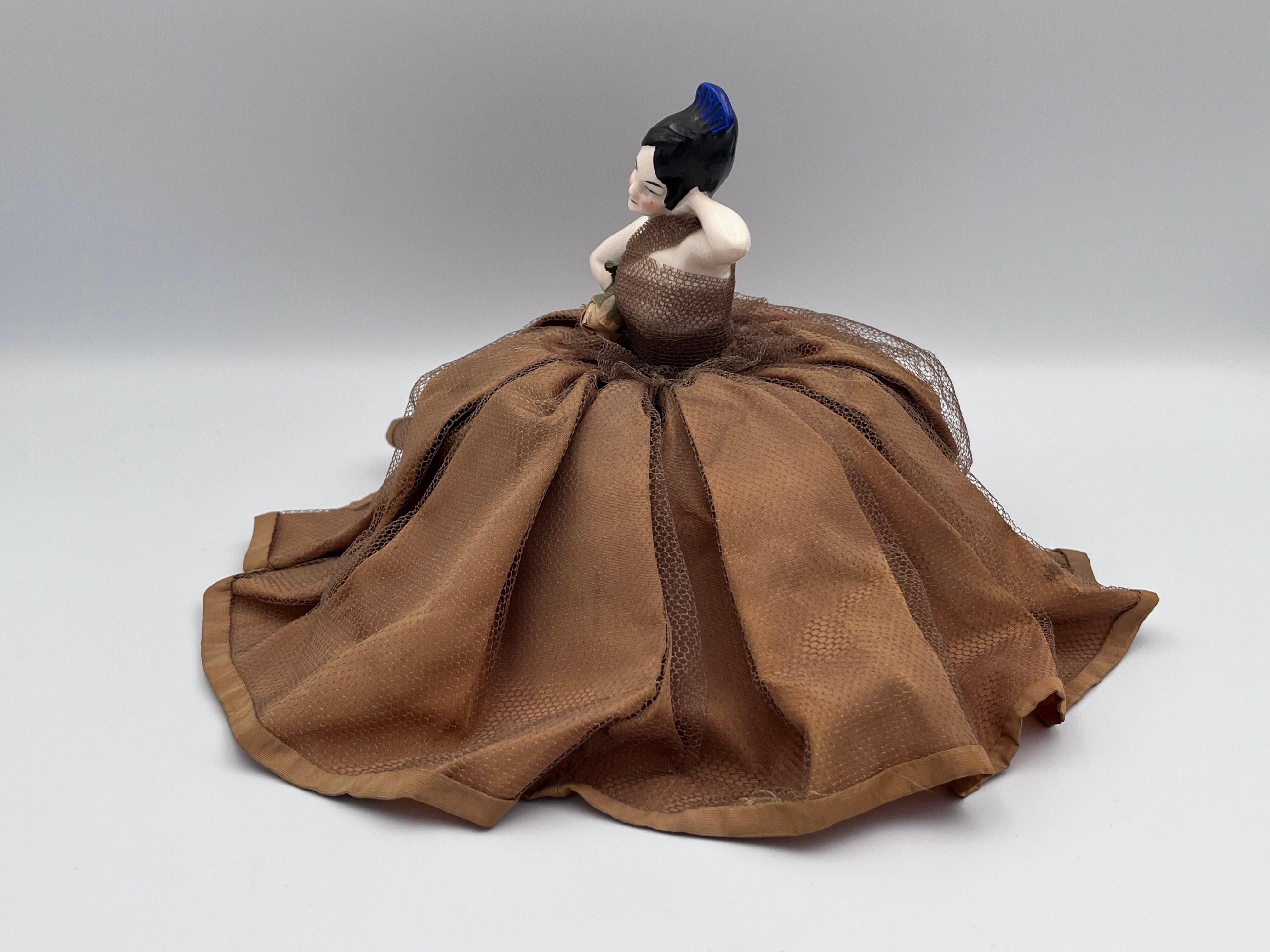 Art déco Demi-poupée en porcelaine Art Déco des années 1920 danseuse espagnole robe bronze en vente