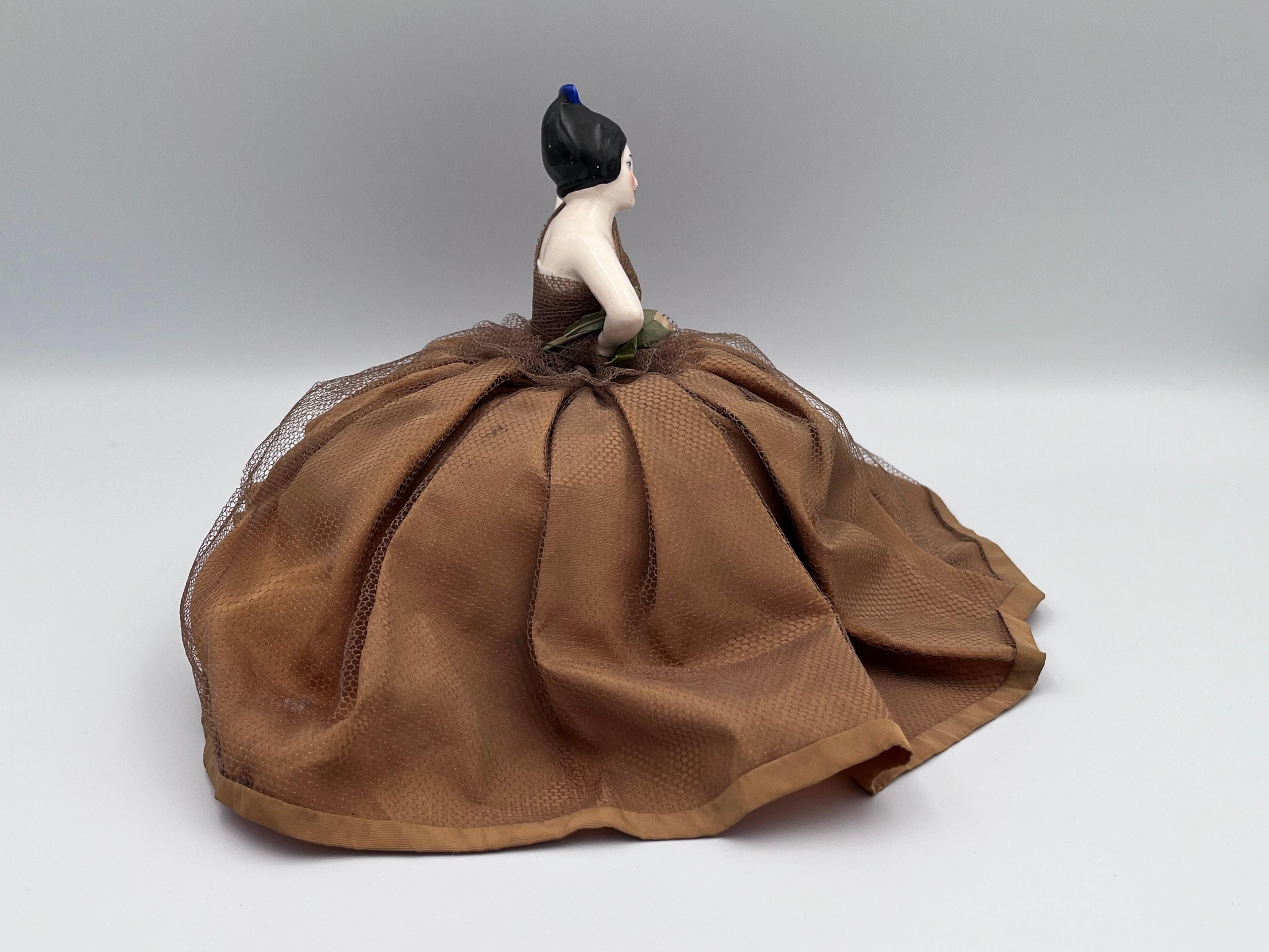 Porcelaine Demi-poupée en porcelaine Art Déco des années 1920 danseuse espagnole robe bronze en vente