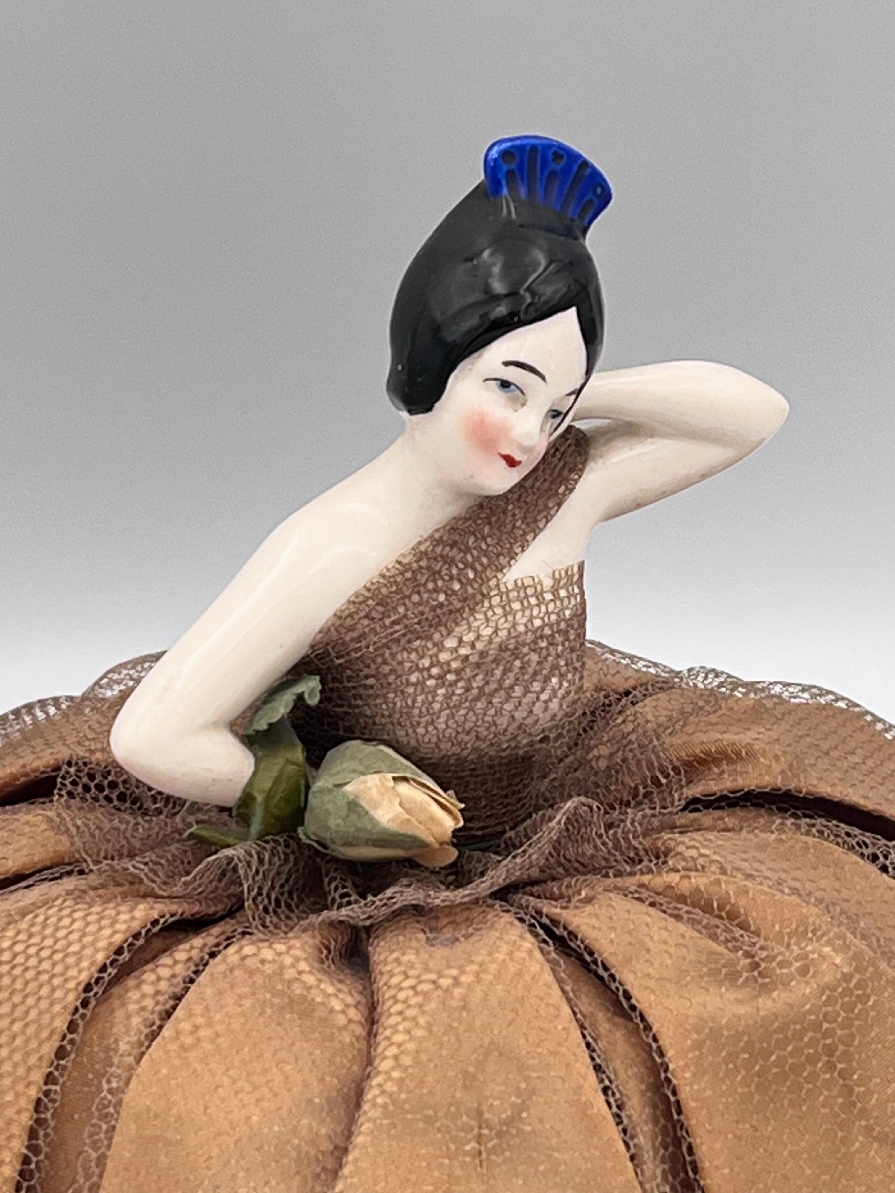 Demi-poupée en porcelaine Art Déco des années 1920 danseuse espagnole robe bronze en vente 2