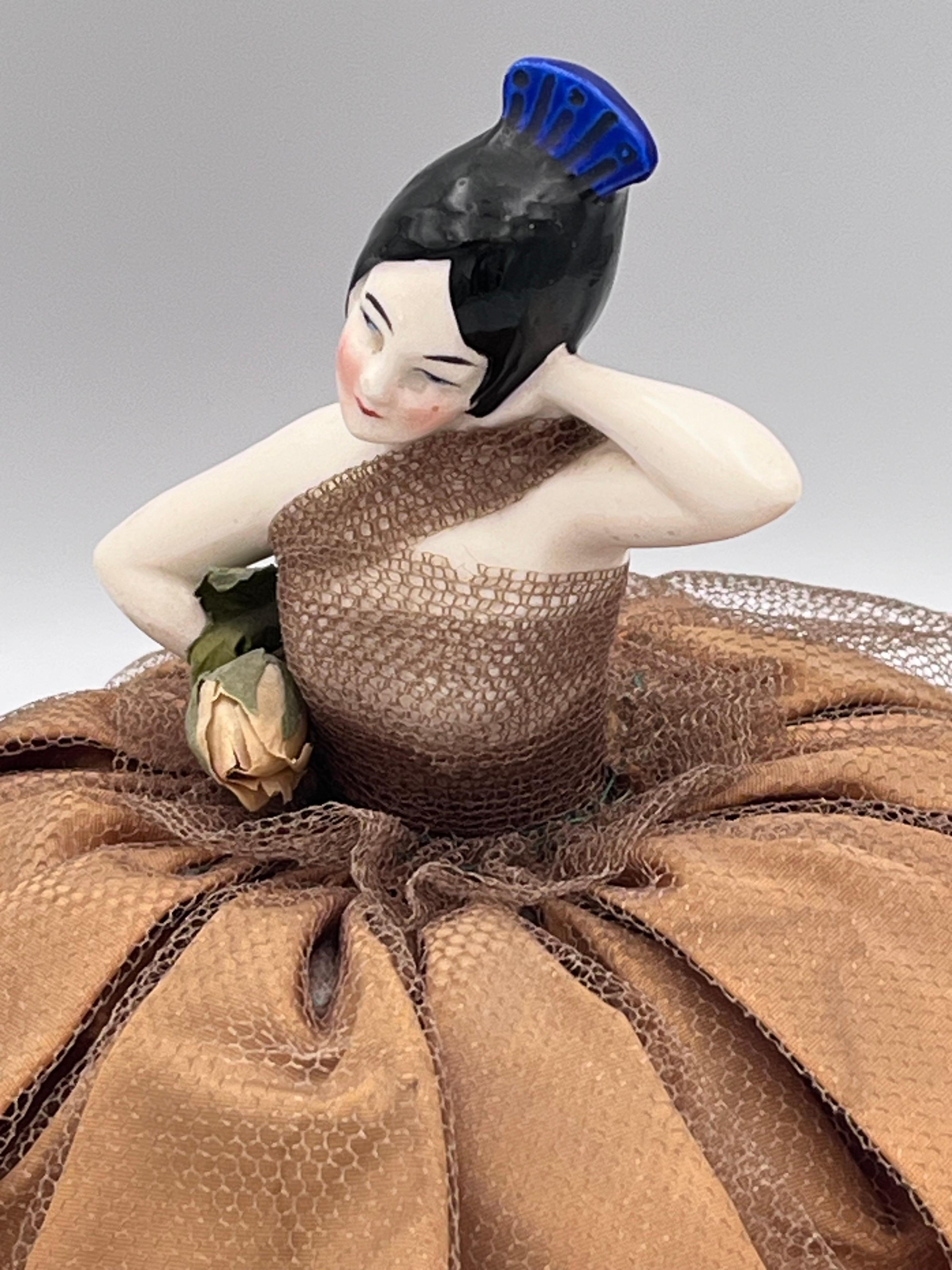 Demi-poupée en porcelaine Art Déco des années 1920 danseuse espagnole robe bronze en vente 3