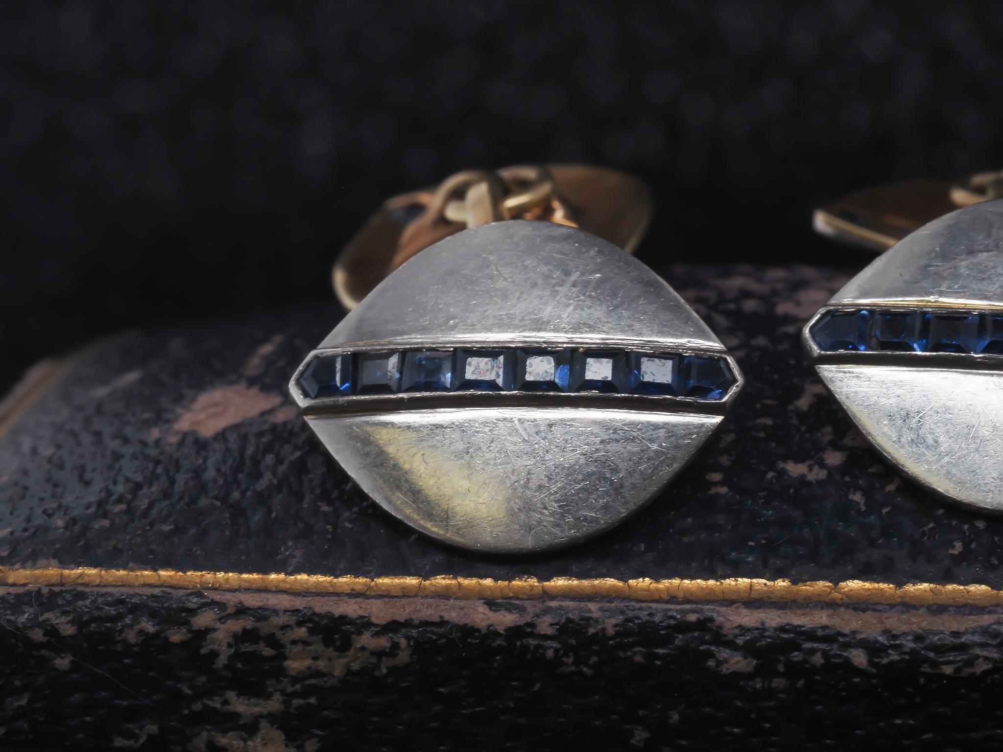 Boutons de manchette Art déco des années 1920 en platine et or avec saphirs en vente 1