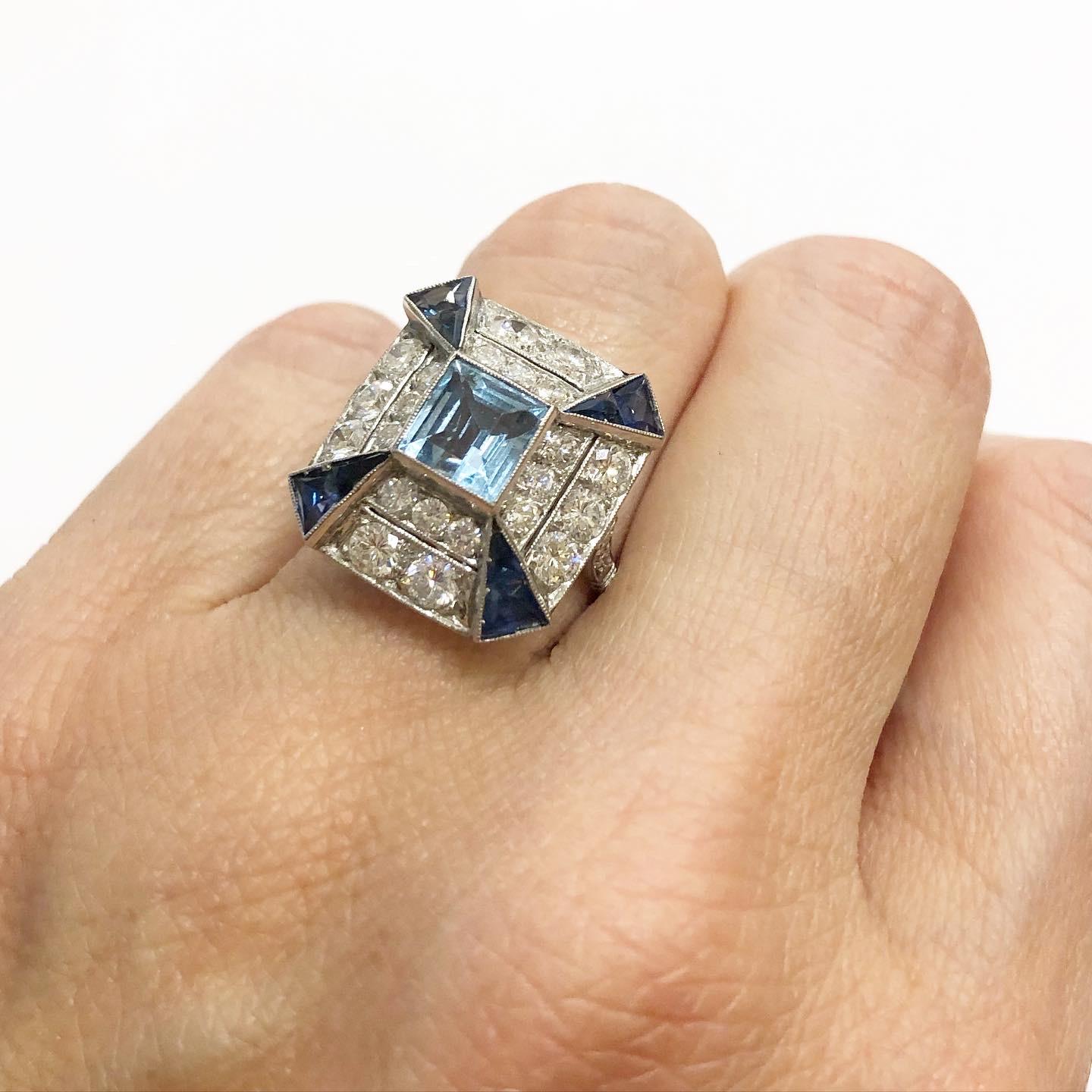 1930s Art Deco Platinum, Aquamarine, 1.4ct Diamonds and Sapphire Cocktail Ring In Good Condition In Pamplona, Navarra