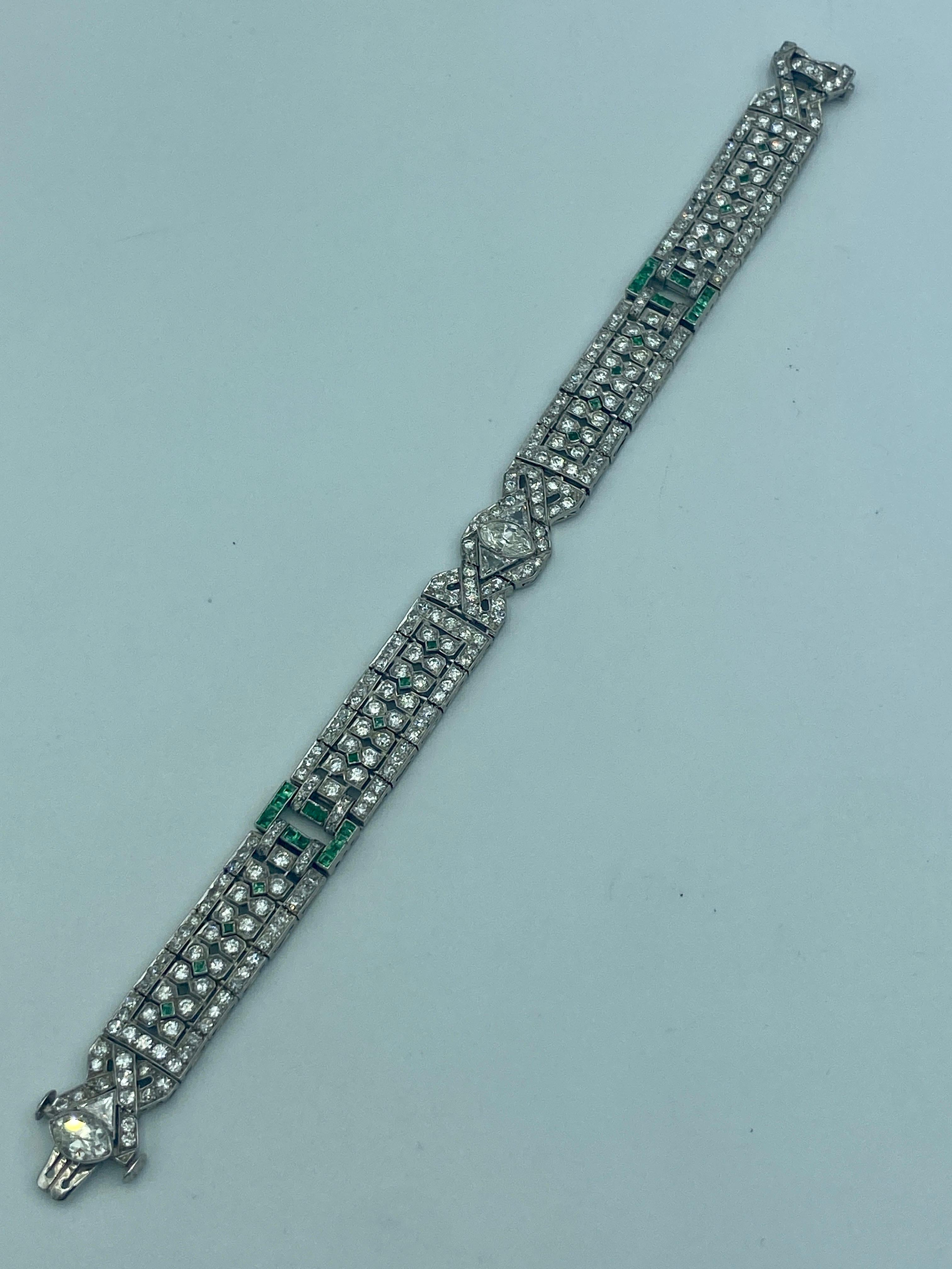 1920s Art Deco platinum, diamond and emerald bracelet In Good Condition In London, GB