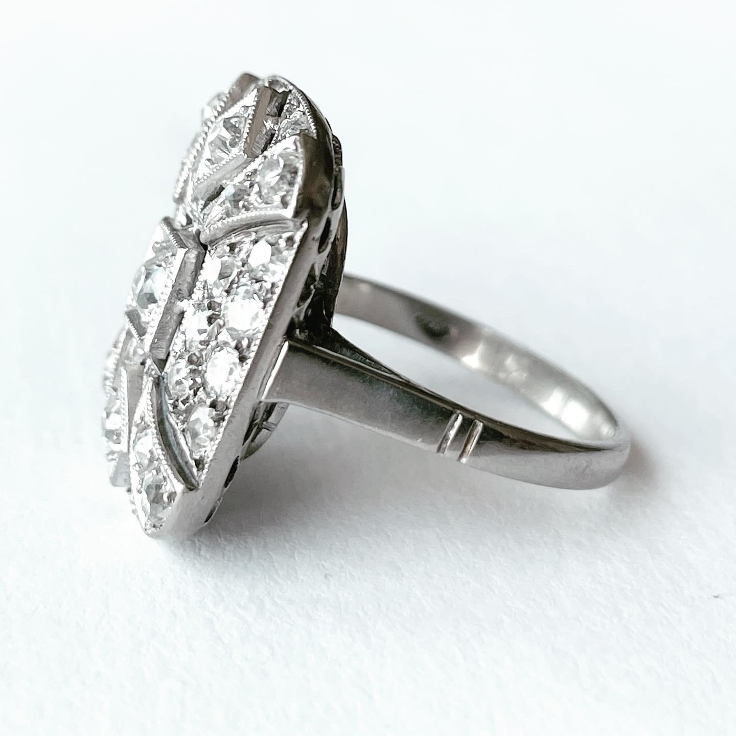 Unique and exquisite Art Decó platinum and diamond bridal fashion ring.
1930s diamond three stones ring crafted in platinum, This piece features old European Cut diamonds.
A gorgeous design, it could make a unique engagement ring, or a special