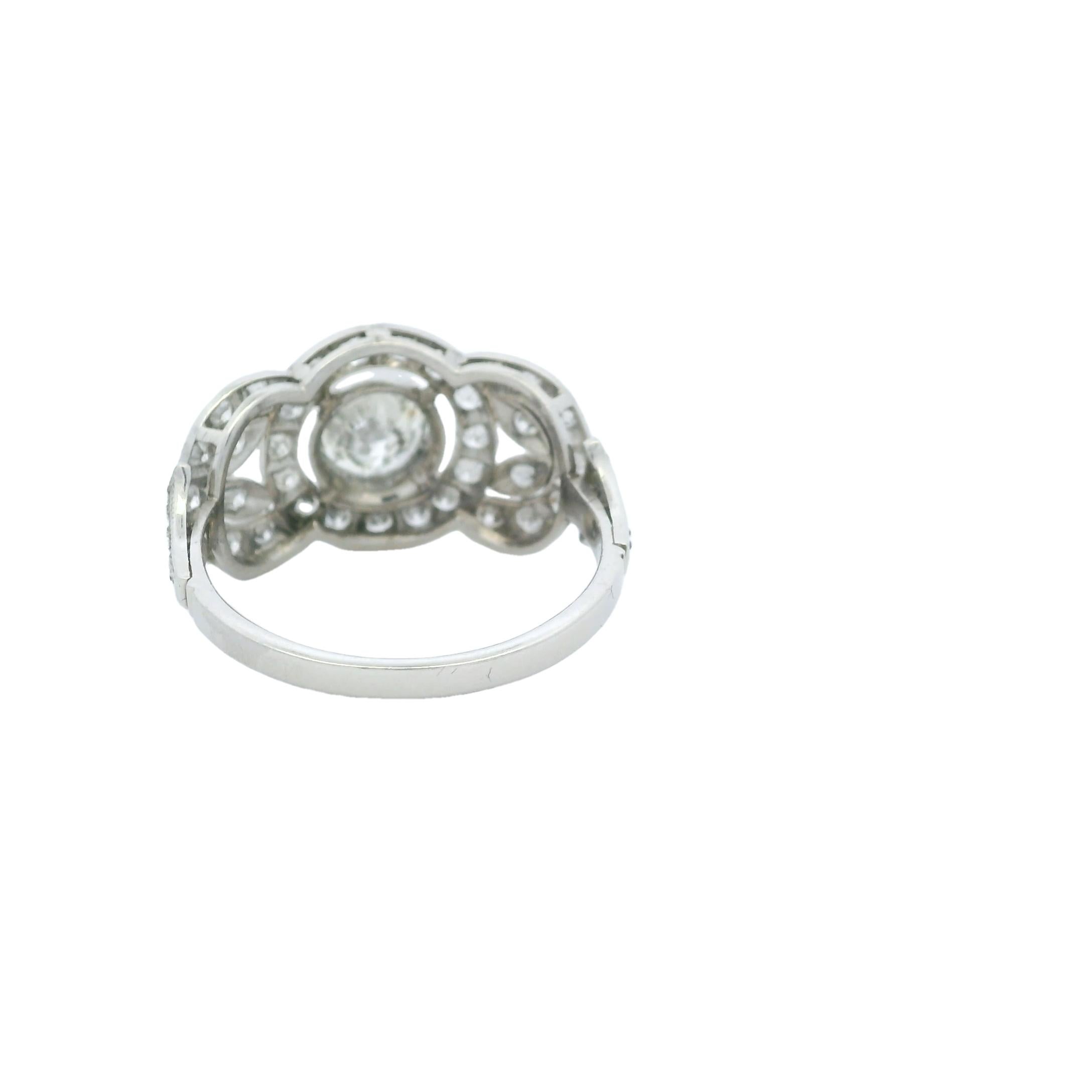 Anillo de diamantes de platino Art Decó de los años 20 con motivo floral - Centro de 0,85 qt en Excelente estado para la venta en Miami, FL
