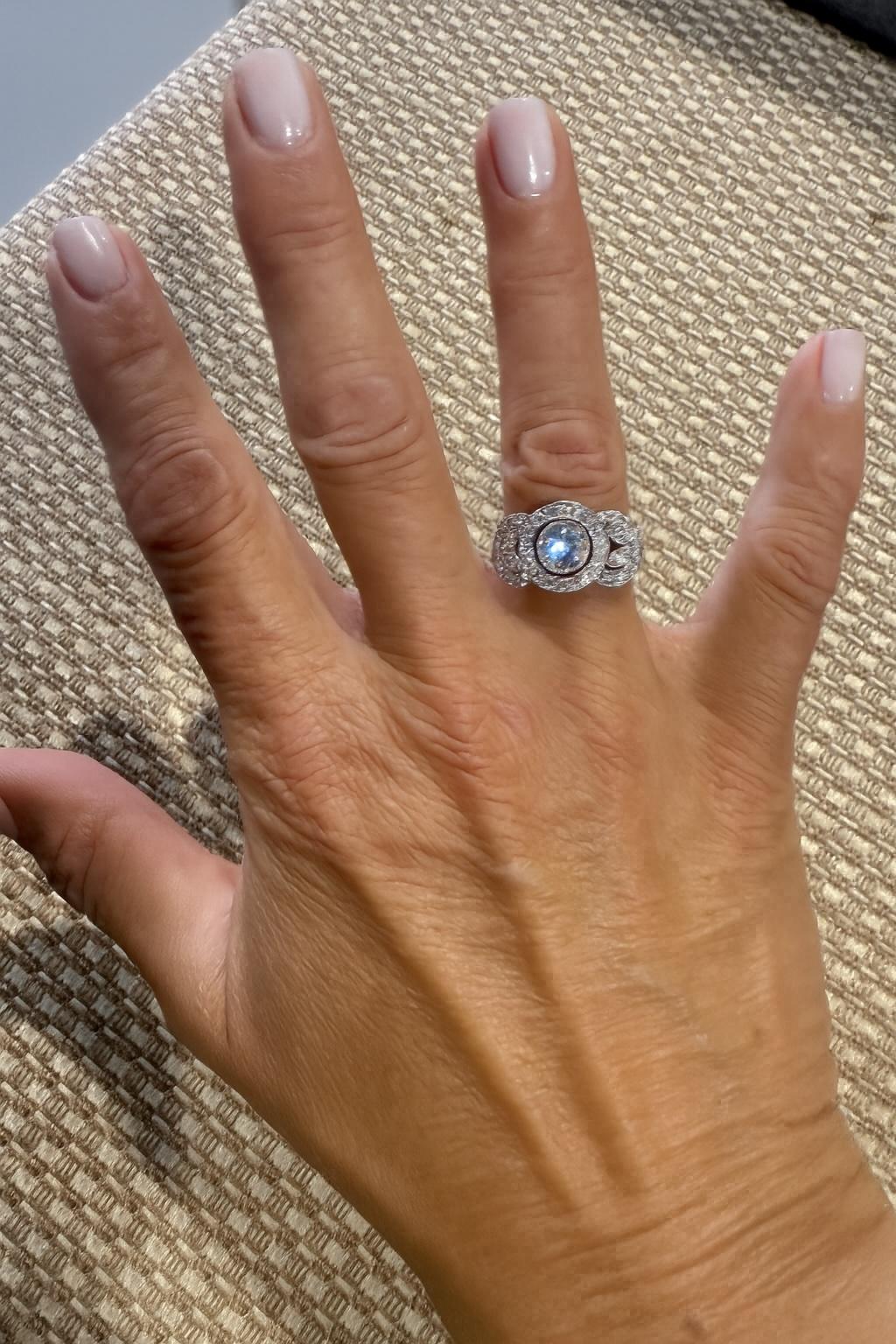 Anillo de diamantes de platino Art Decó de los años 20 con motivo floral - Centro de 0,85 qt en venta 1