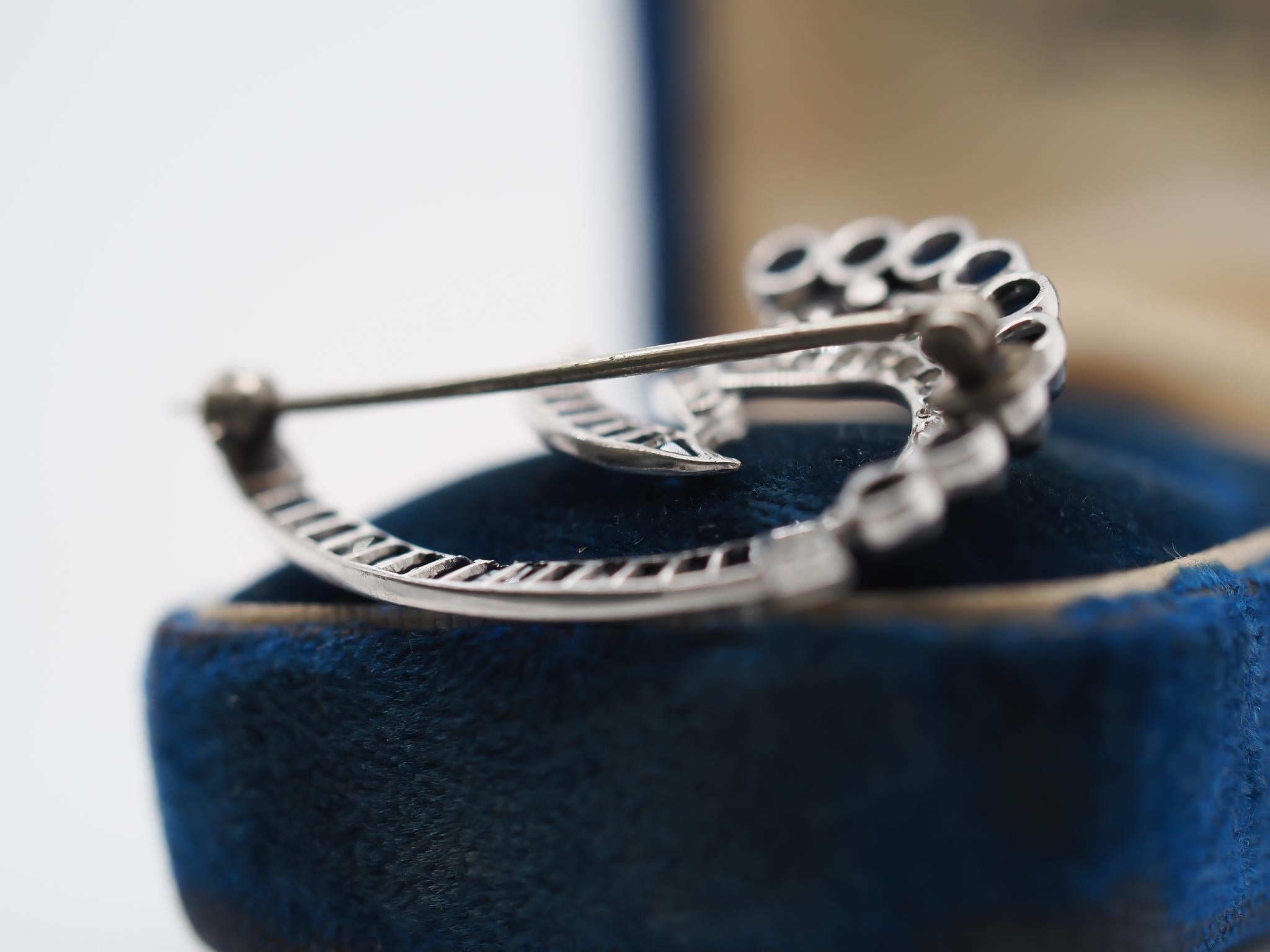 1920s Art Deco Platinum Sapphire and Diamond Brooch In Good Condition For Sale In Hicksville, NY