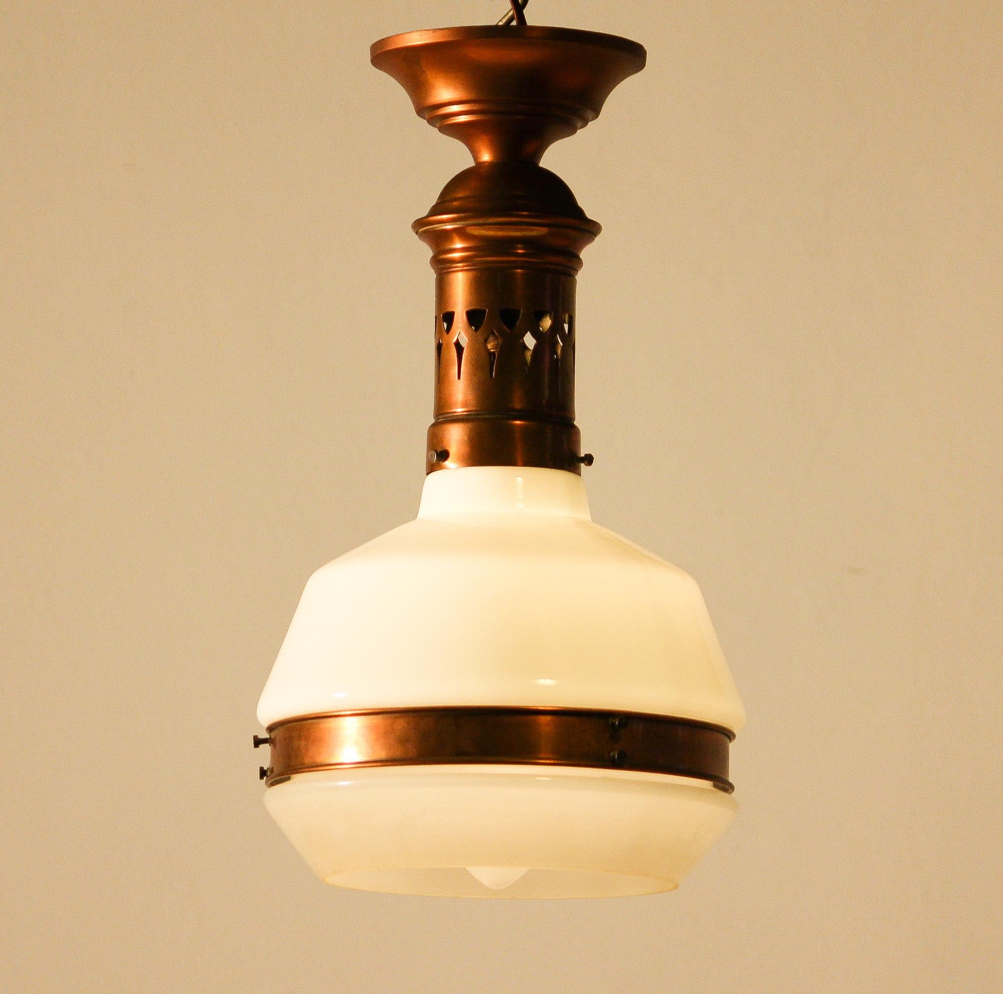 Beautiful Art Deco red copper pendant lamp with white satin finish glass hood.
In absolutely perfect condition.

