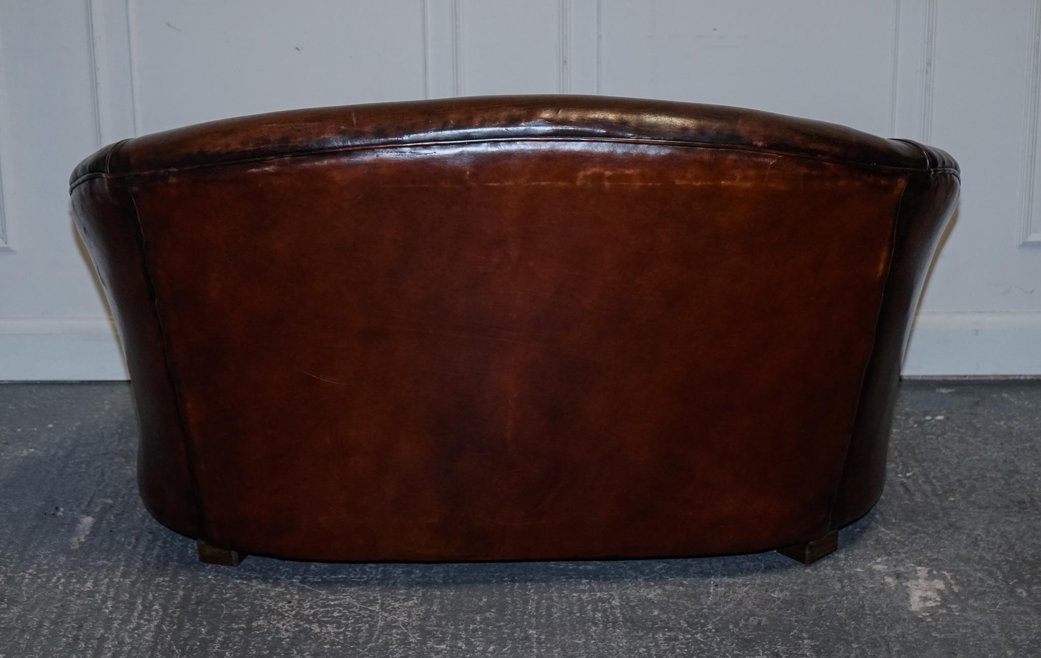 ART DECO DES ANNÉES 20 RESTAURÉ teint à la main en brun whisky SOFA ARMCHAiRS FOOTSTOOLS en vente 5