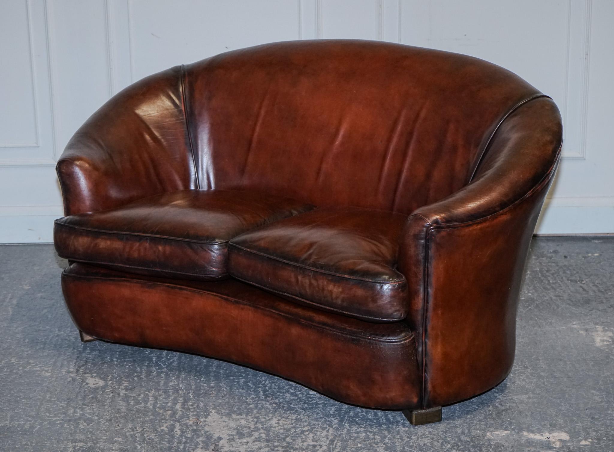 
Nous sommes ravis d'offrir à la vente cette exquise suite Art of Vintage des années 1920, une représentation étonnante de l'élégance vintage, méticuleusement restaurée pour retrouver sa gloire d'antan. La pièce maîtresse est un élégant canapé