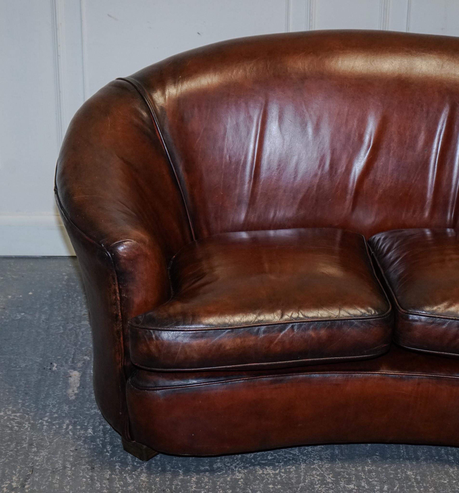 Britannique ART DECO DES ANNÉES 20 RESTAURÉ teint à la main en brun whisky SOFA ARMCHAiRS FOOTSTOOLS en vente