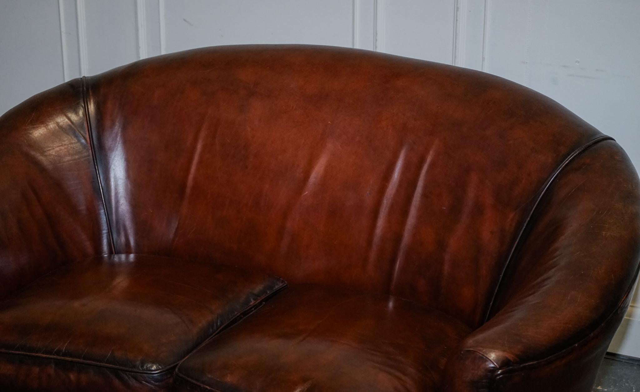 ART DECO DES ANNÉES 20 RESTAURÉ teint à la main en brun whisky SOFA ARMCHAiRS FOOTSTOOLS Bon état - En vente à Pulborough, GB