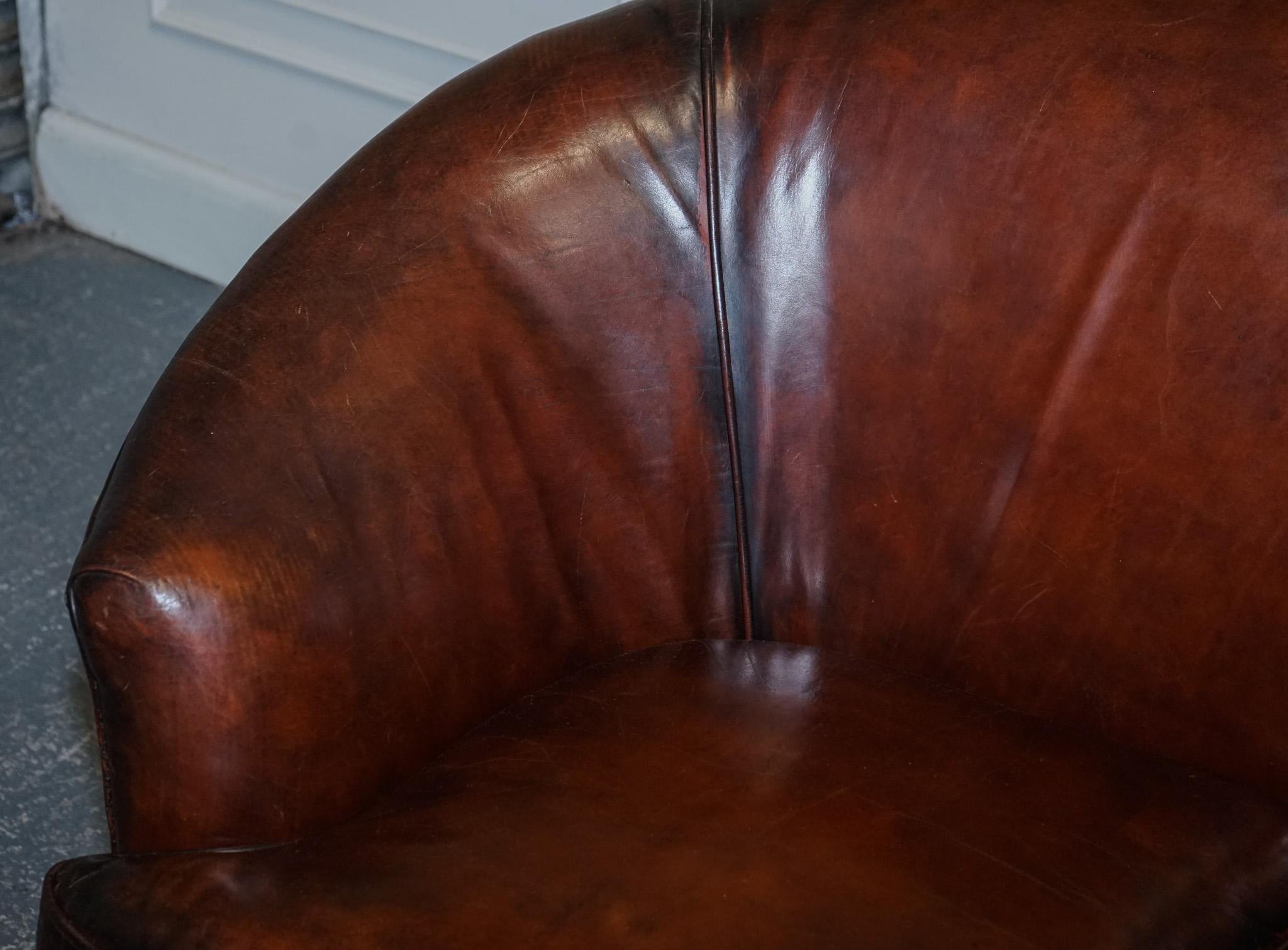 20ième siècle ART DECO DES ANNÉES 20 RESTAURÉ teint à la main en brun whisky SOFA ARMCHAiRS FOOTSTOOLS en vente