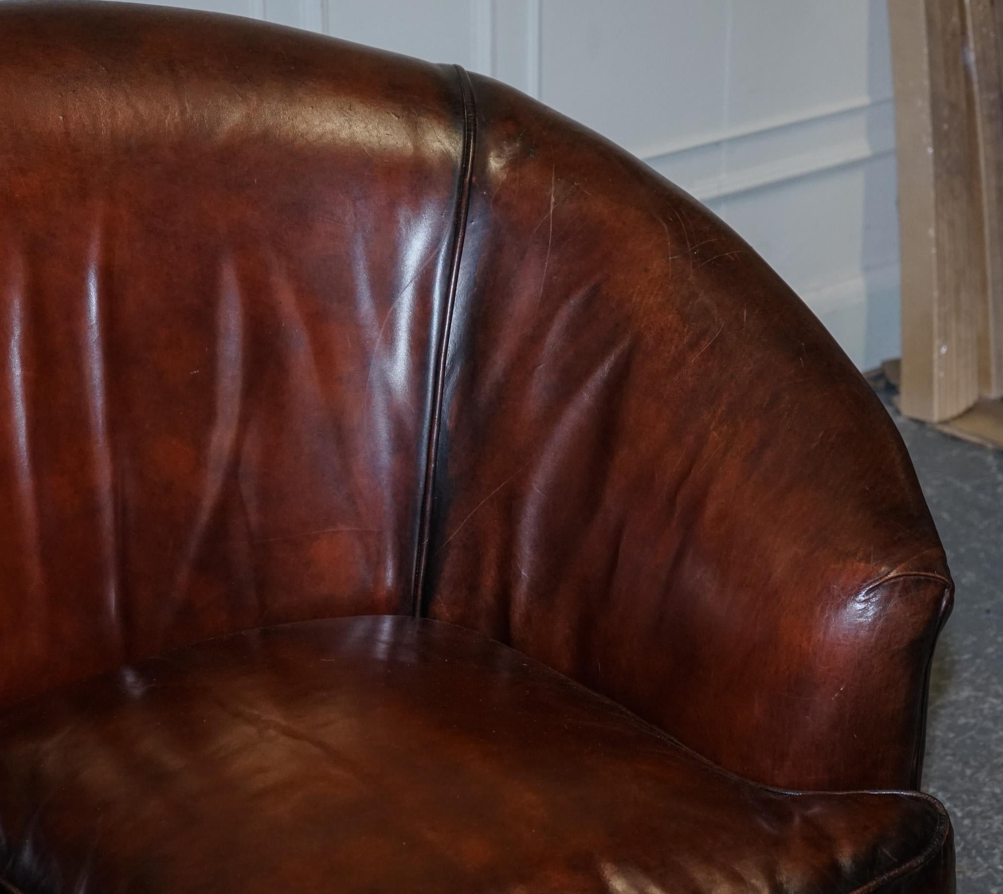 Cuir ART DECO DES ANNÉES 20 RESTAURÉ teint à la main en brun whisky SOFA ARMCHAiRS FOOTSTOOLS en vente