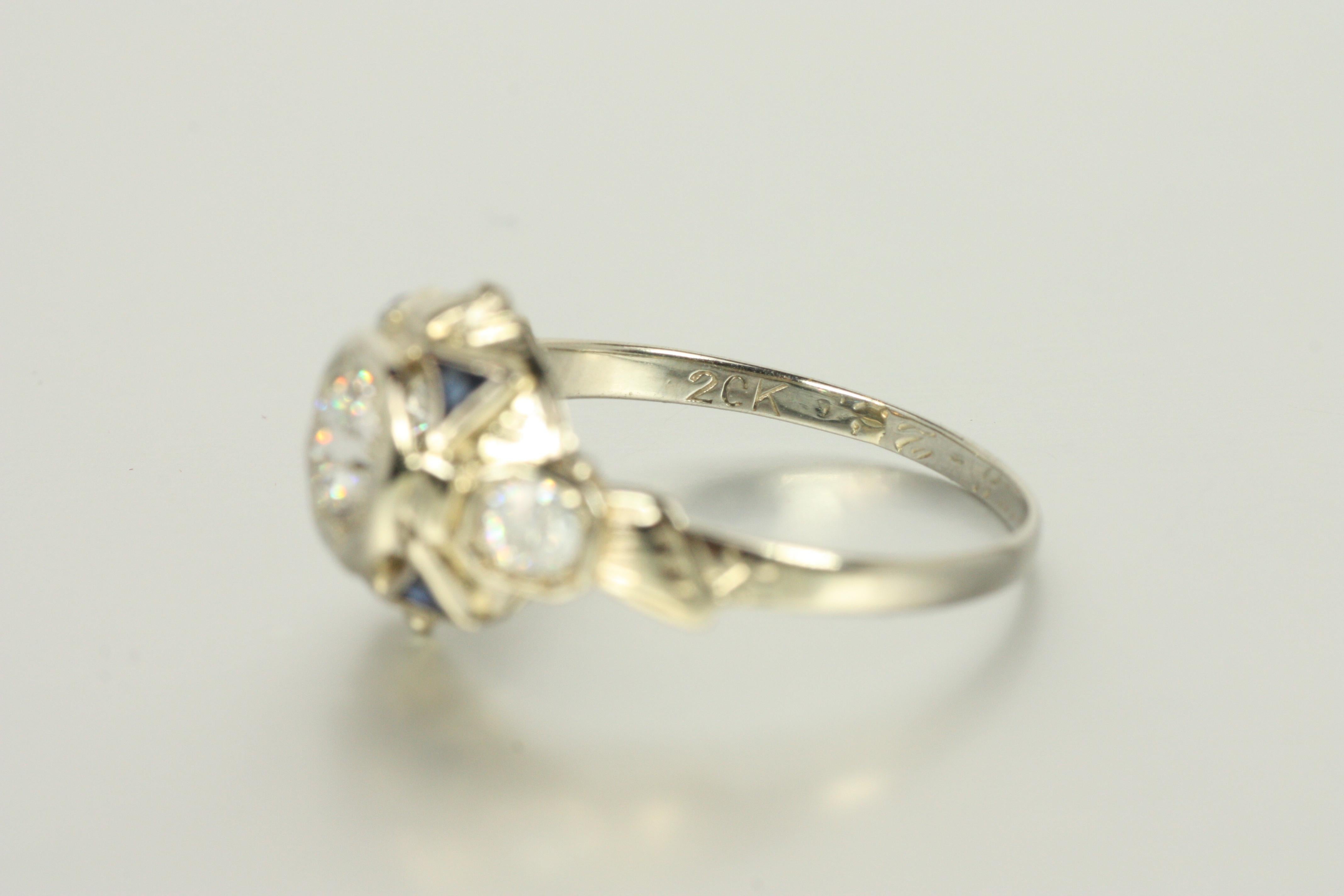 Bague Art déco des années 1920 avec diamants et saphirs de taille européenne ancienne en vente 3