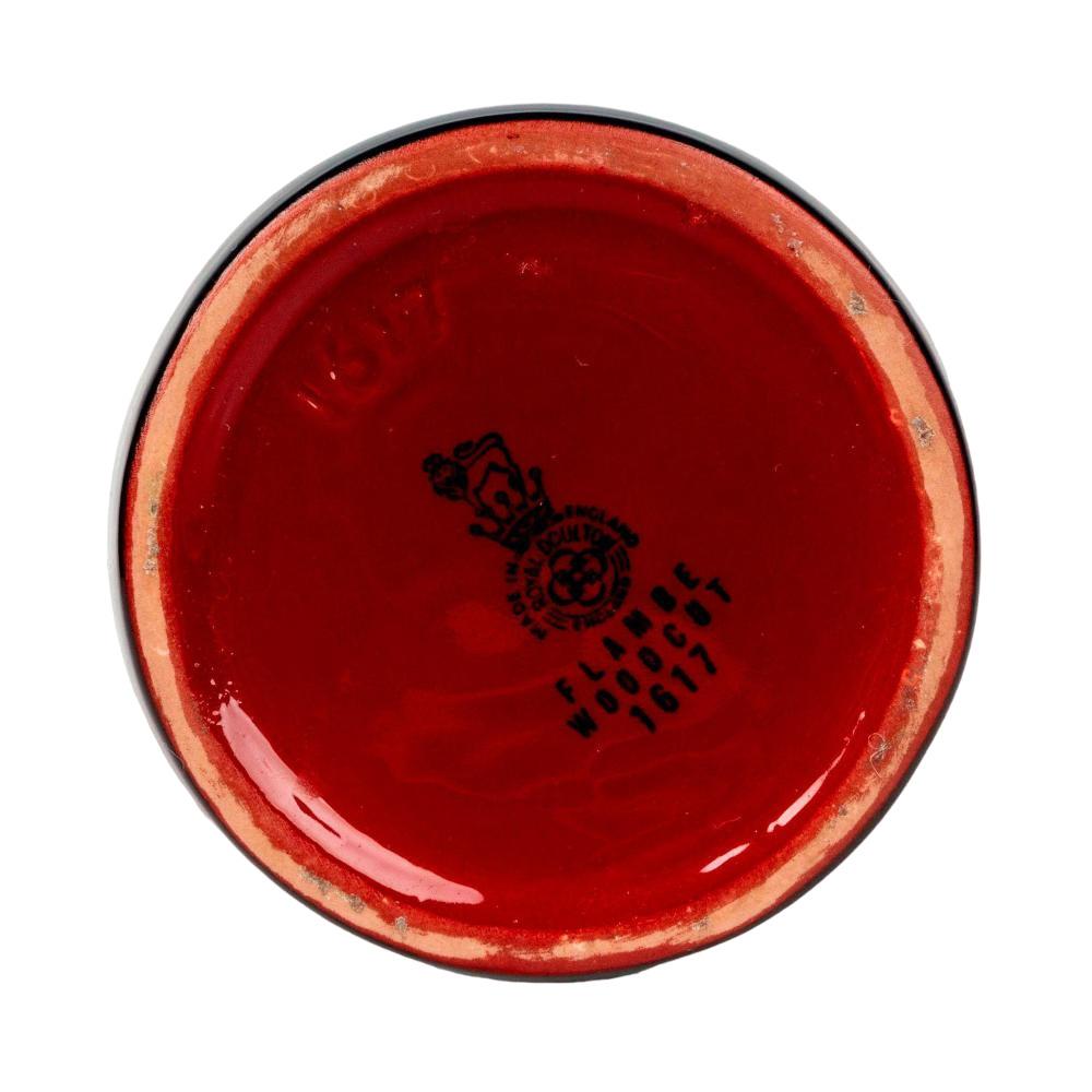 ART DECO VASE flambé Royal Doulton, dans le motif Woodcote, forme No.1617.
Vase Royal Doulton Flambe Woodcut, Angleterre, 20e siècle, numéro de forme 1617, décoré en noir, avec une scène de chasse au renard.
Glaçure flambe rouge riche et profonde.