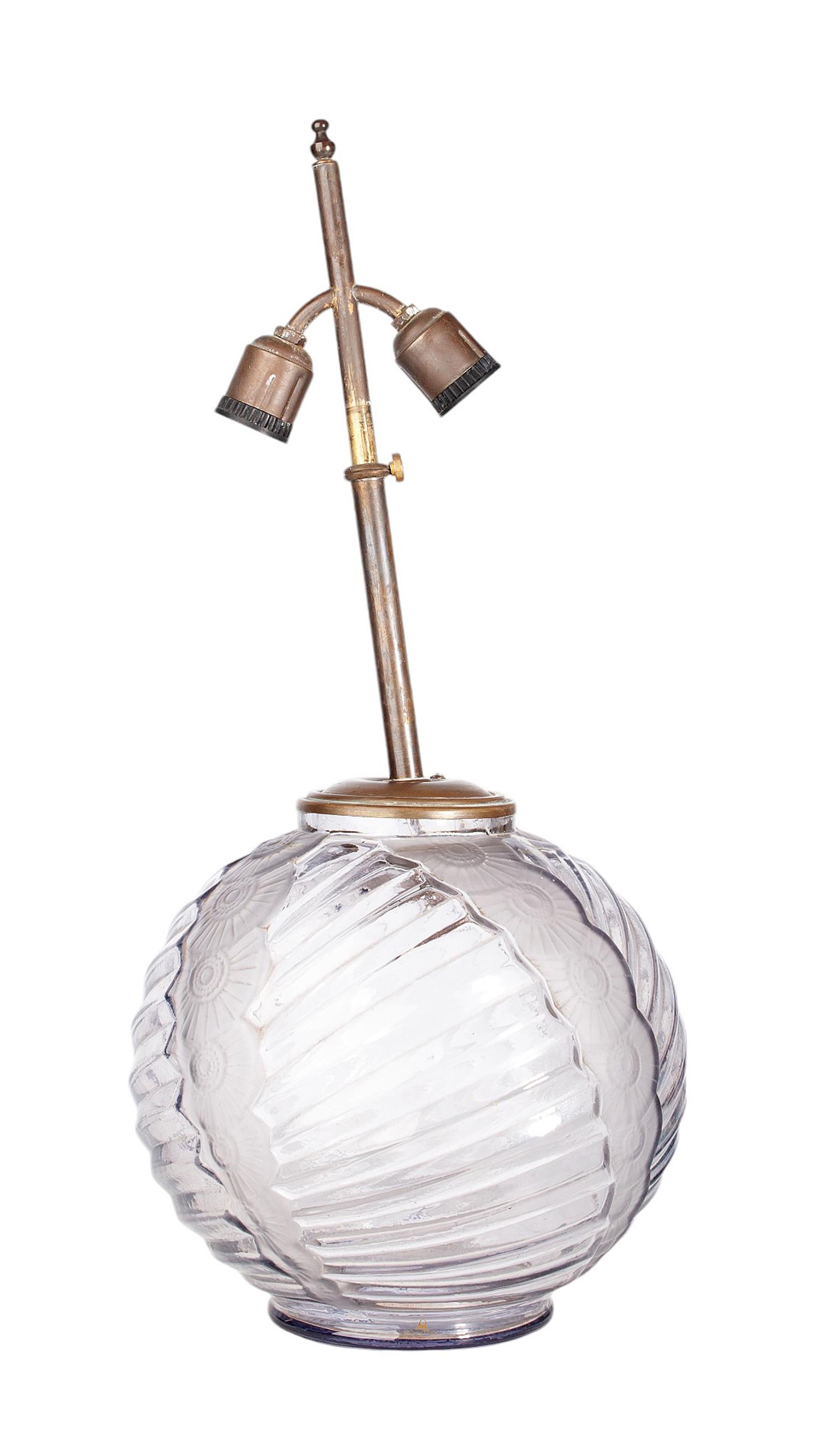 Lámpara de sobremesa esférica de cristal Art Déco de los años 20, obra del escultor Henri Dieupart para Simonet Frères, Francia

Por: Henri Dieupart, Simonet Frères
Material: cordón, metal, vidrio, cristal
Técnica: fundición, forja, moldeado,