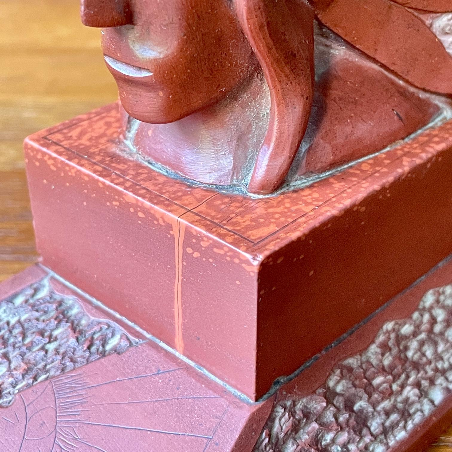 1920er Jahre Art Deco Stilisierte Native American Indian Vintage Tischskulptur (Geformt) im Angebot