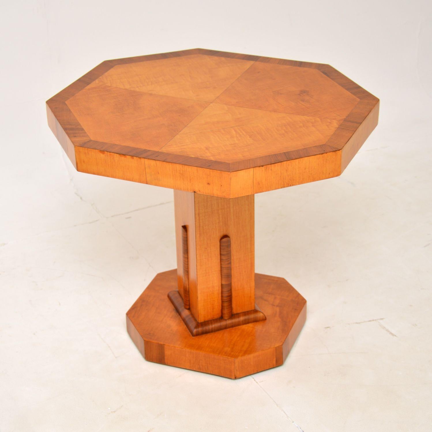 1920s Art Deco Sycamore & Walnut Occasional Coffee Table In Good Condition For Sale In London, GB