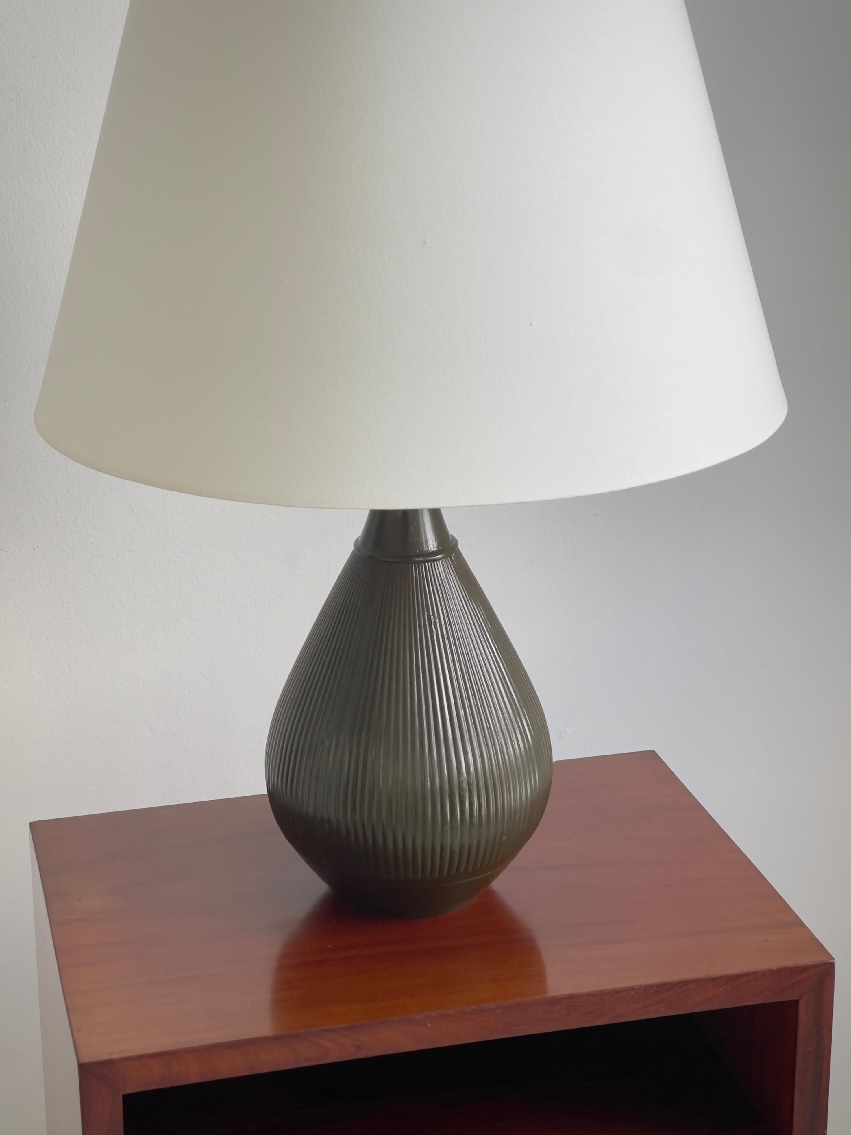 1920s Art Deco table lamp in disco metal by sculptor Just Andersen, Copenhagen In Good Condition For Sale In København K, 84