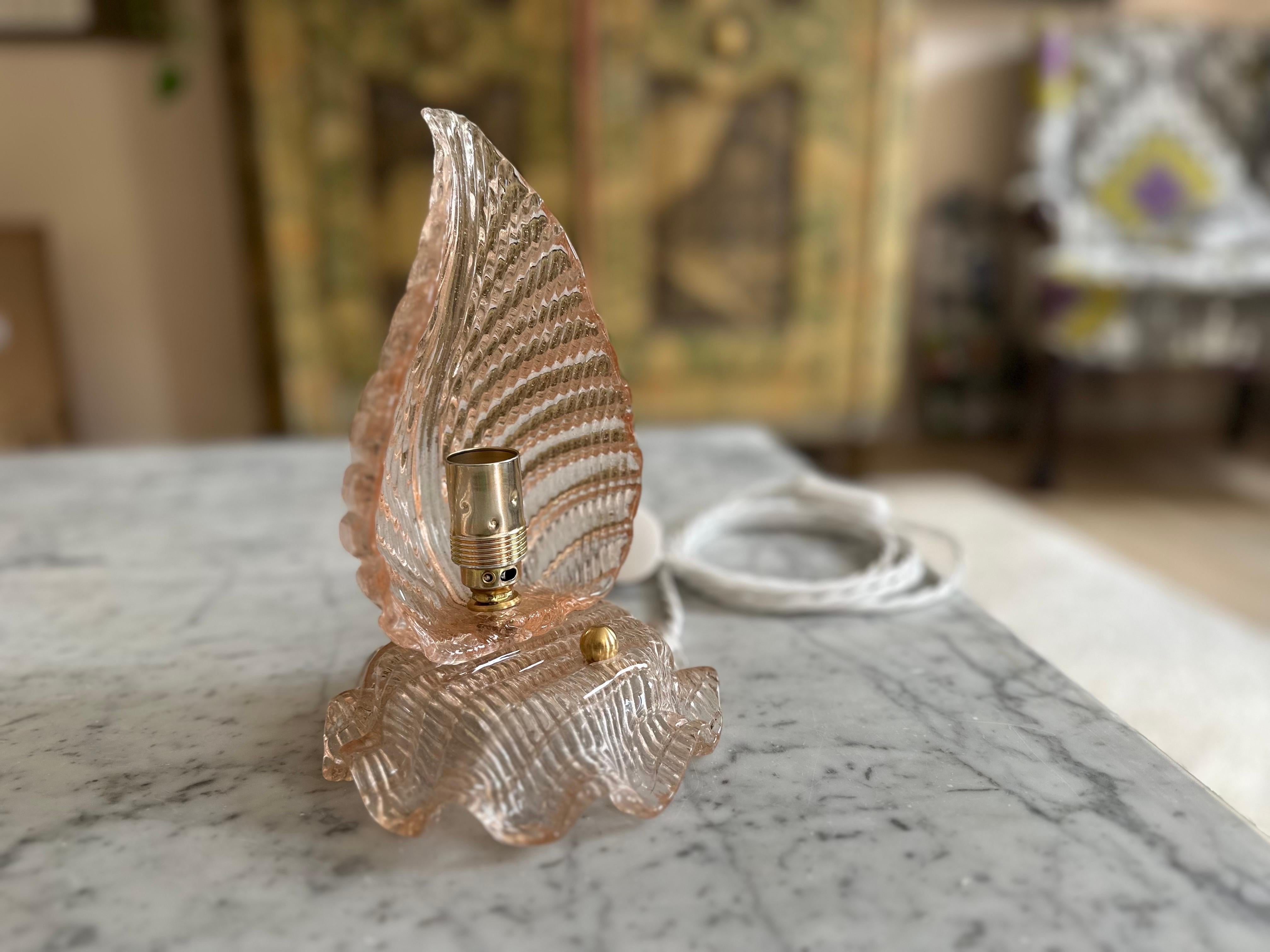 Mid-20th Century 1920s Art Deco Table Lamp in Rose-Colored Murano Glass – Attributed to Ercole Ba For Sale