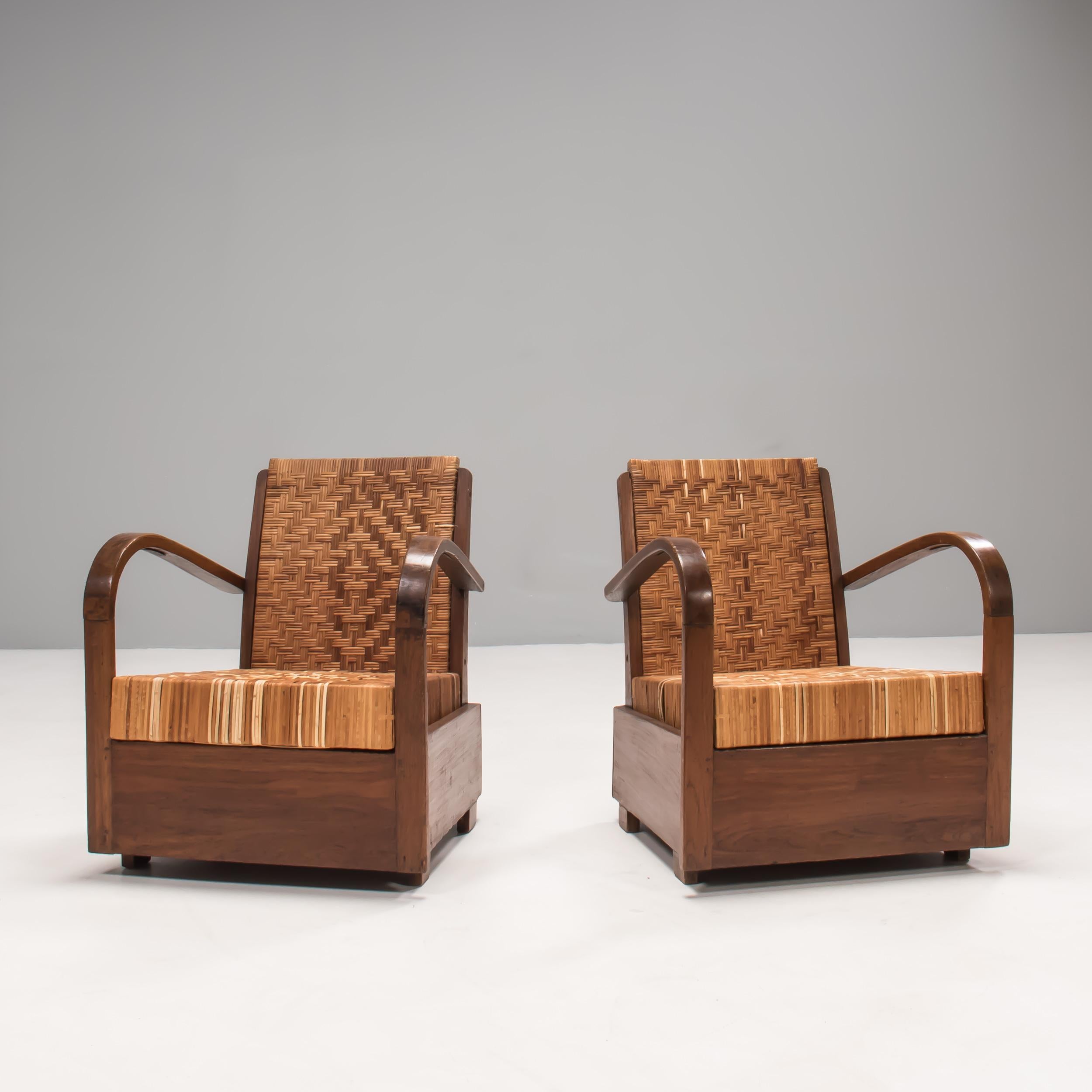 Ein wunderschönes Paar Art-Déco-Sessel, entworfen im Kolonialstil.

Das Gestell aus Teakholz und die Armlehnen aus Bugholz sind mit Schilfrohr gepolstert, wobei ein Stuhl mit einem Fischgrätenmuster und der andere mit einem Rautenmuster versehen