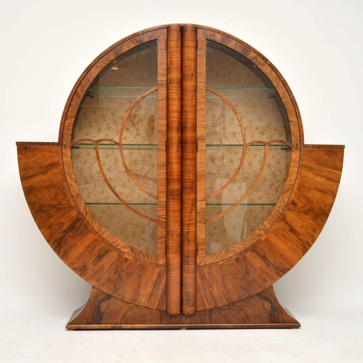 A stunning original Art Deco circular bookcase in Walnut, this dates from the 1920-1930s. It’s in great original condition, with a lovely polished finish, and just some very minor wear here and there. There are a couple of tiny chips to the veneer