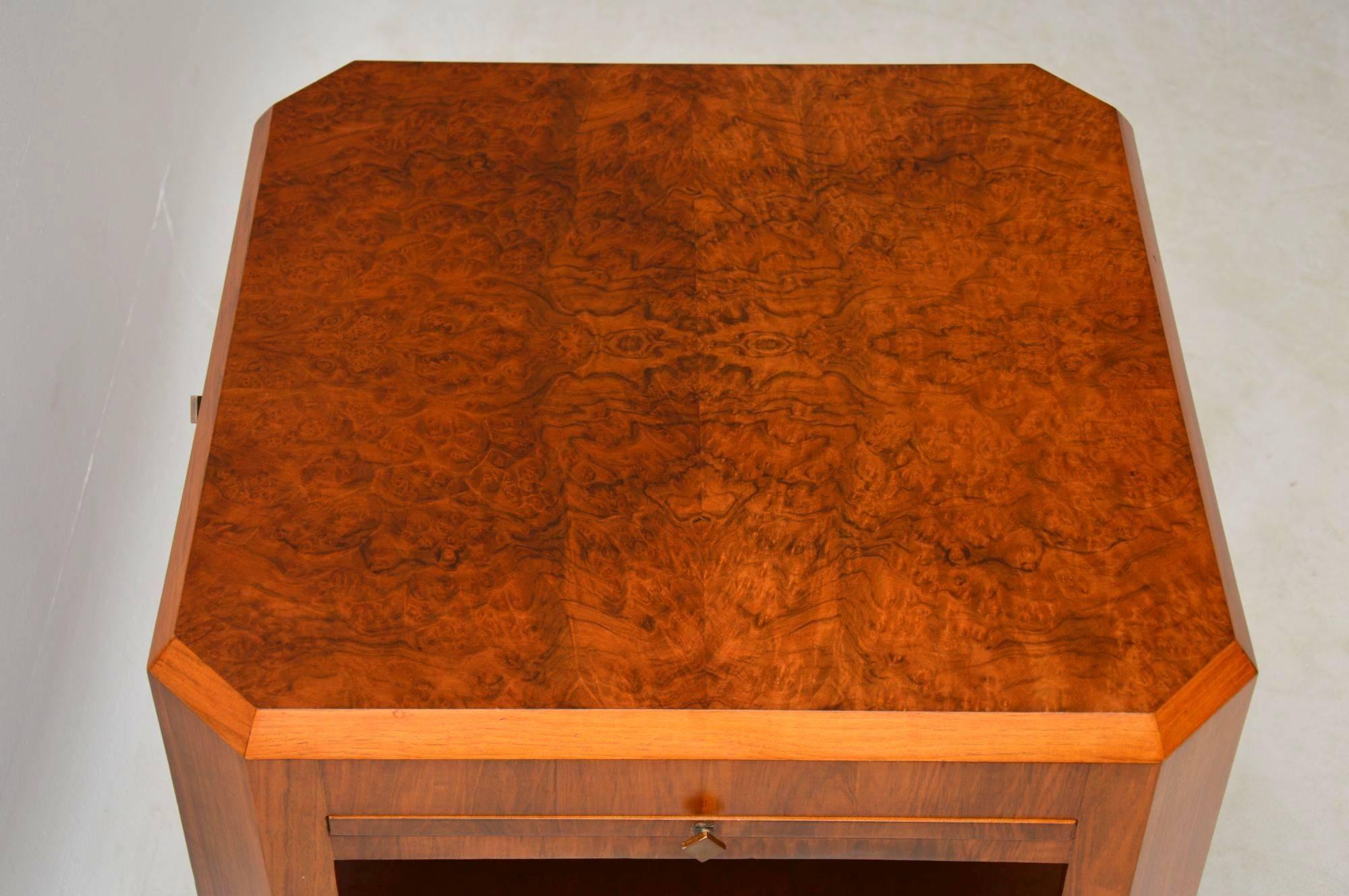 1920s Art Deco Vintage Walnut Coffee Table or Side Table In Excellent Condition In London, GB