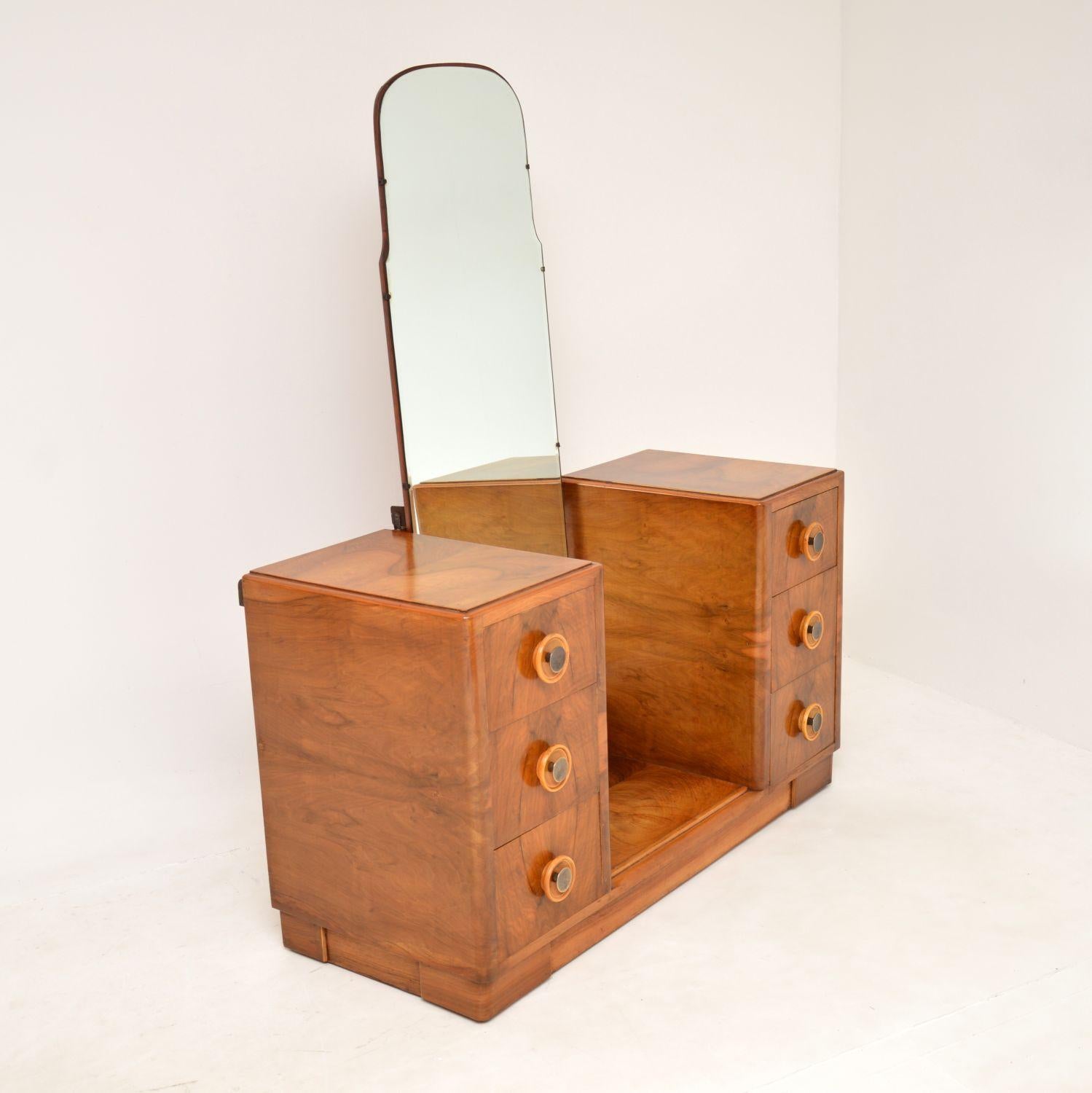 A superb original Art Deco period dressing table in walnut. This was made in England, it dates from the 1920-30’s.

It is of great quality and has a very stylish design. The figured walnut grain patterns are gorgeous, and this has a lovely colour