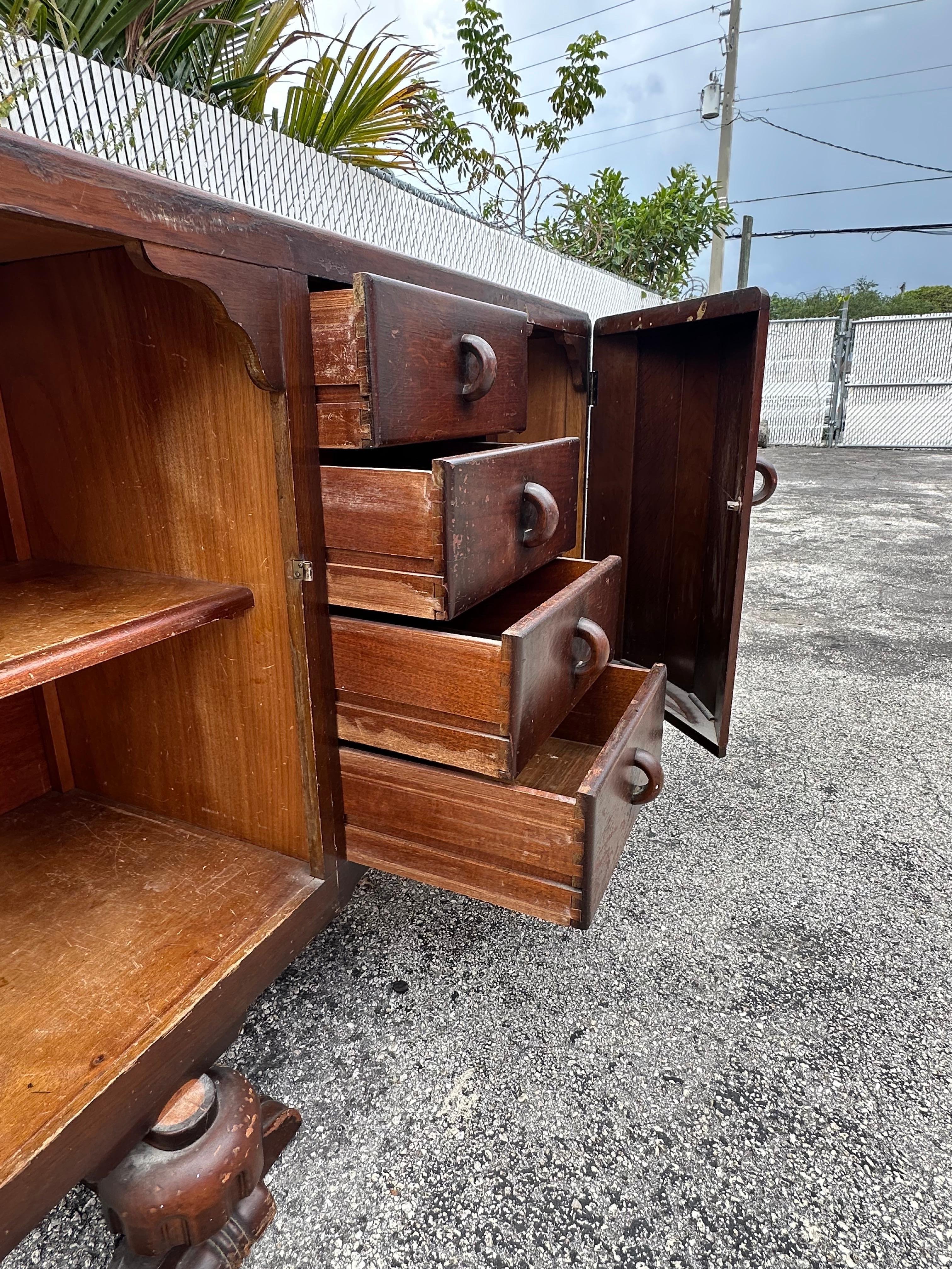 1920er Jahre Art Deco Sideboard aus geschnitztem Nussbaumholz im Angebot 3