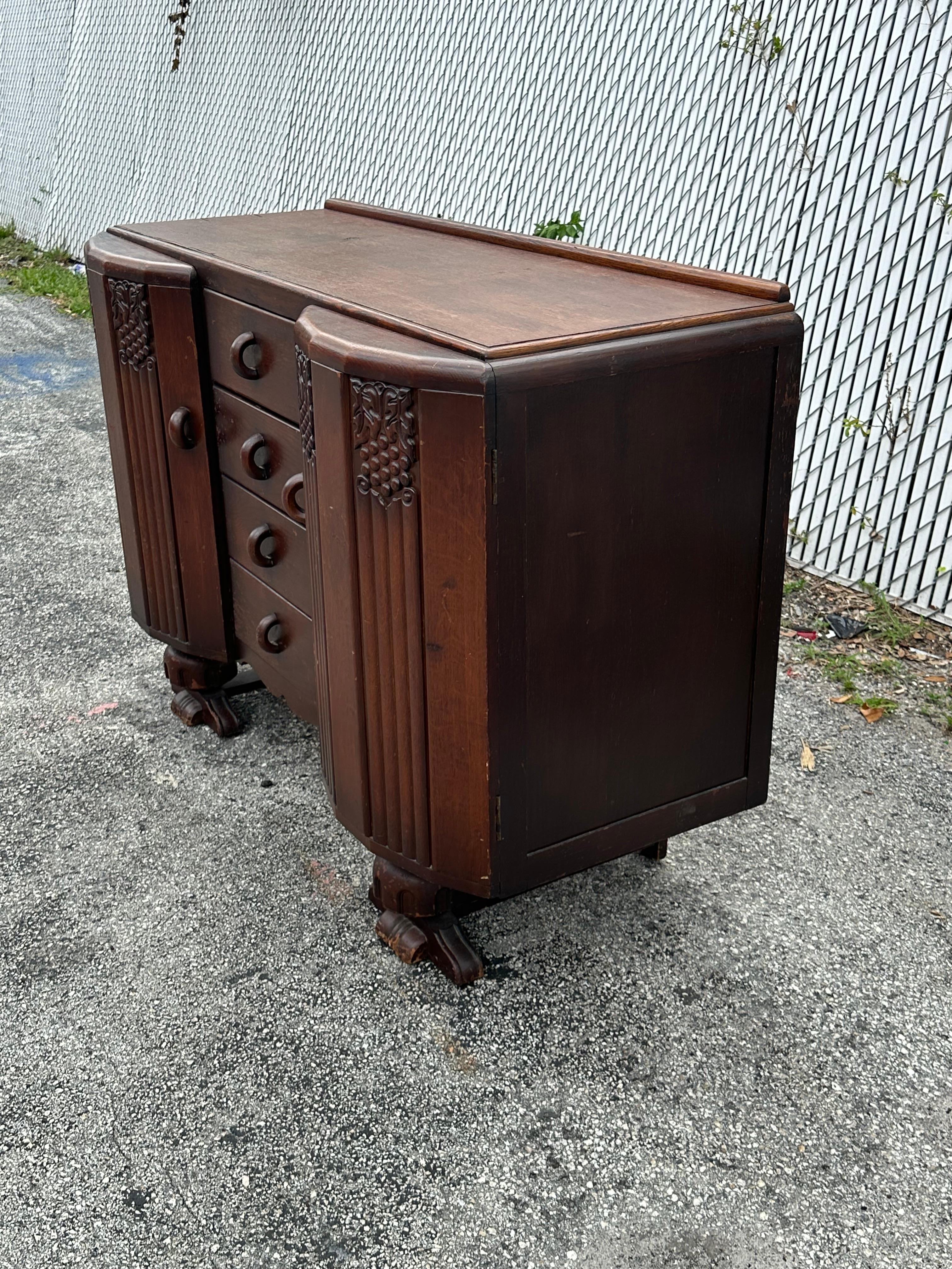 1920er Jahre Art Deco Sideboard aus geschnitztem Nussbaumholz (Art déco) im Angebot