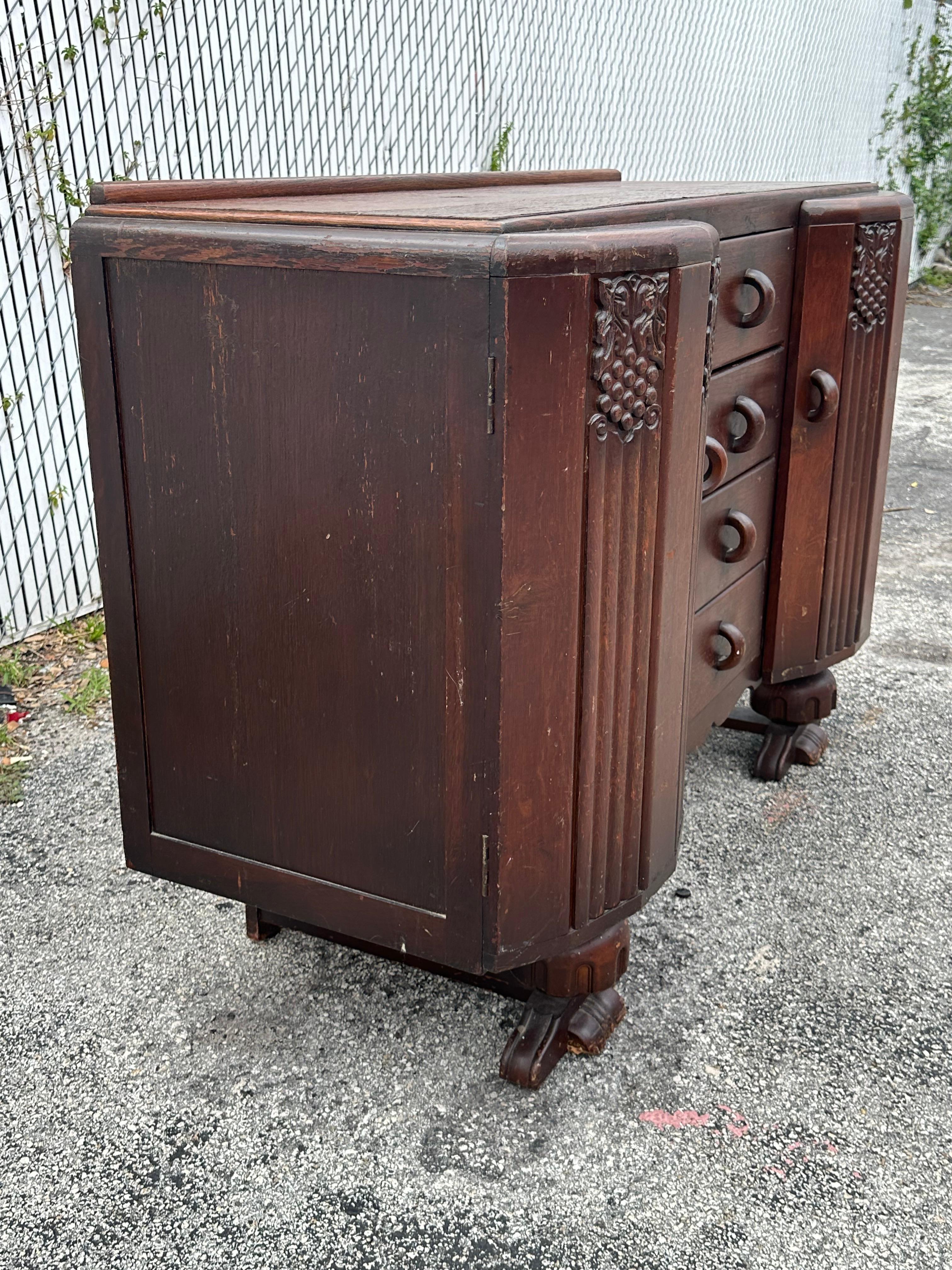 1920er Jahre Art Deco Sideboard aus geschnitztem Nussbaumholz (Europäisch) im Angebot