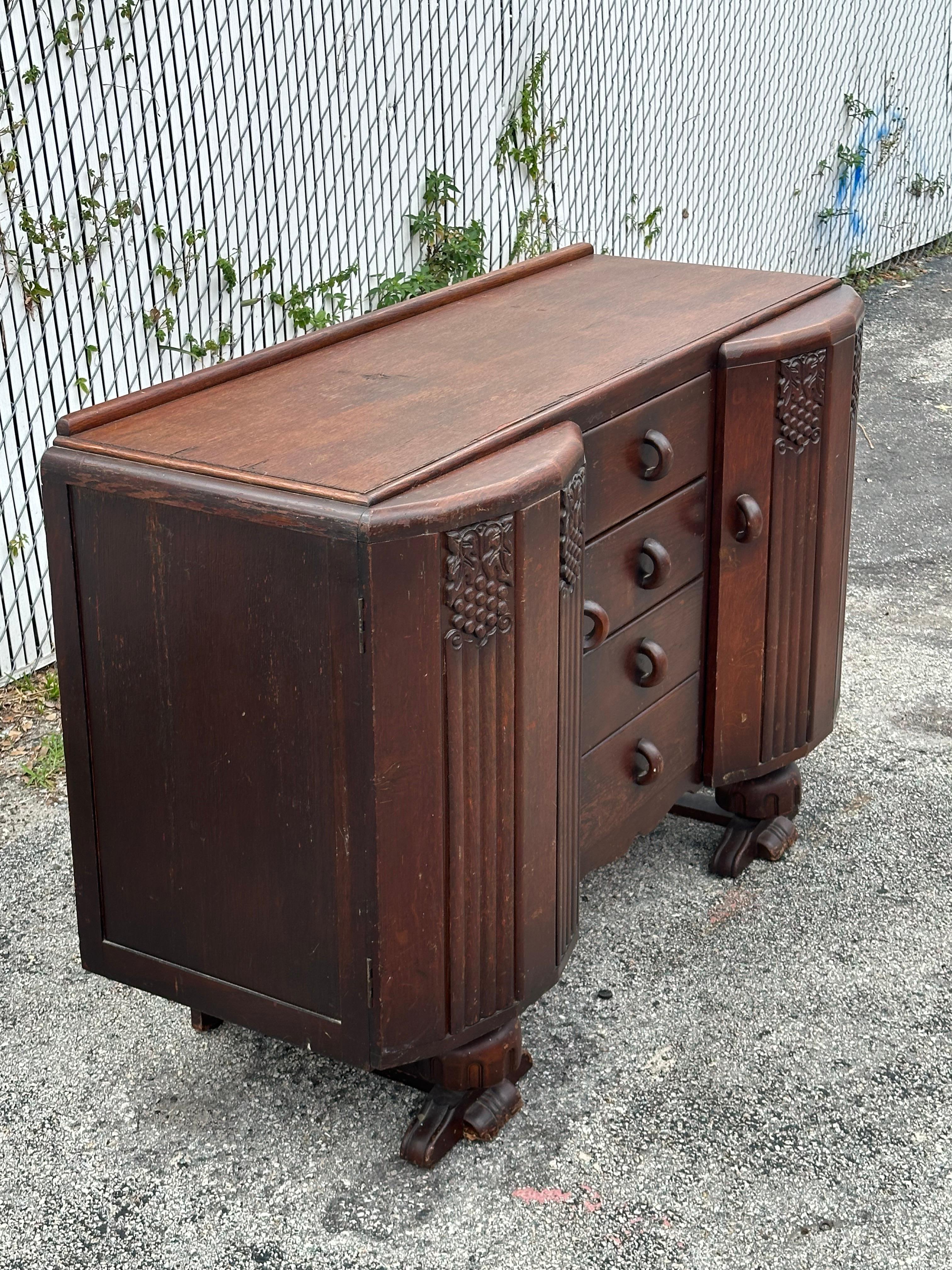 1920er Jahre Art Deco Sideboard aus geschnitztem Nussbaumholz im Zustand „Gut“ im Angebot in Fort Lauderdale, FL