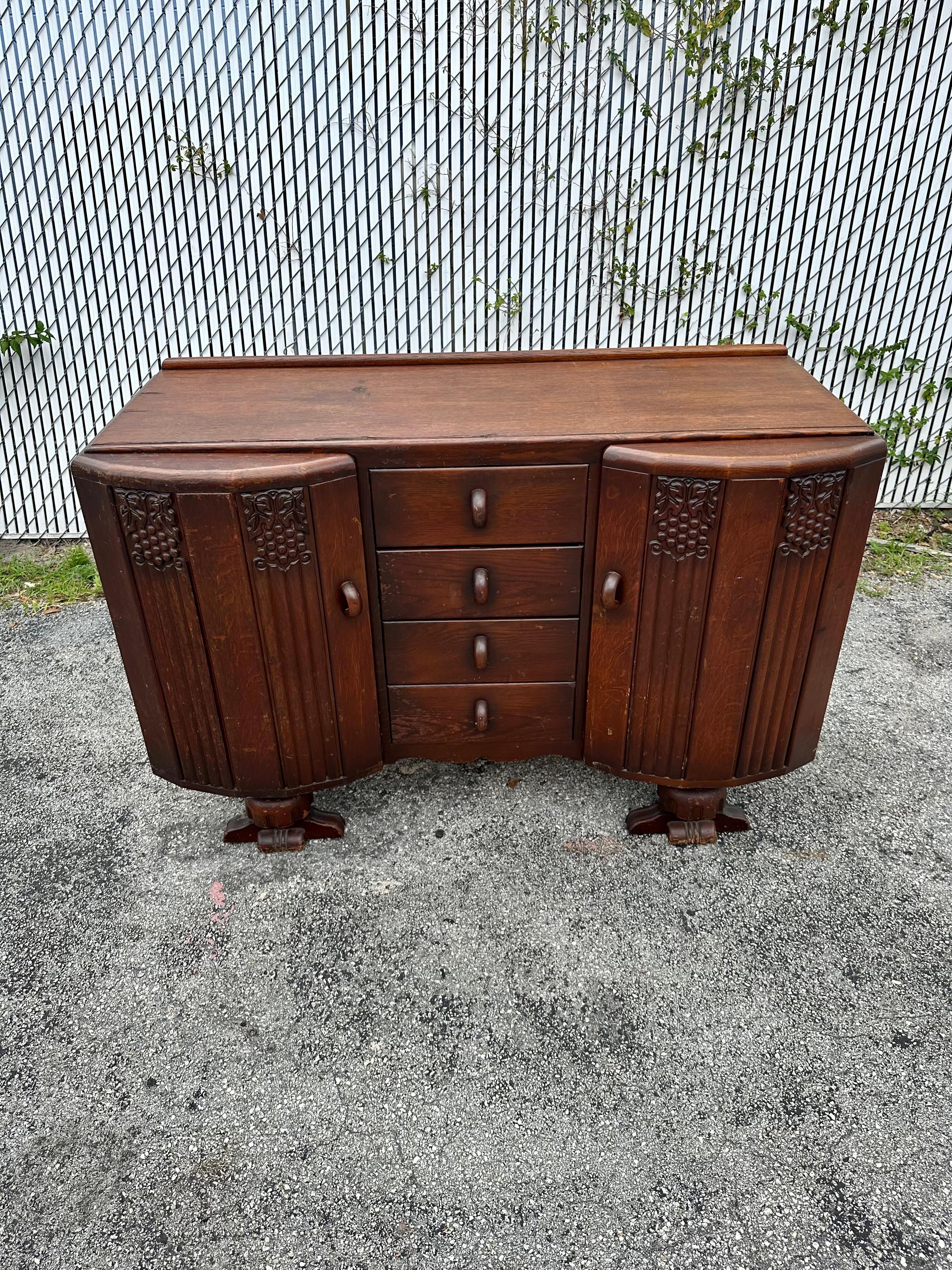 1920er Jahre Art Deco Sideboard aus geschnitztem Nussbaumholz (20. Jahrhundert) im Angebot