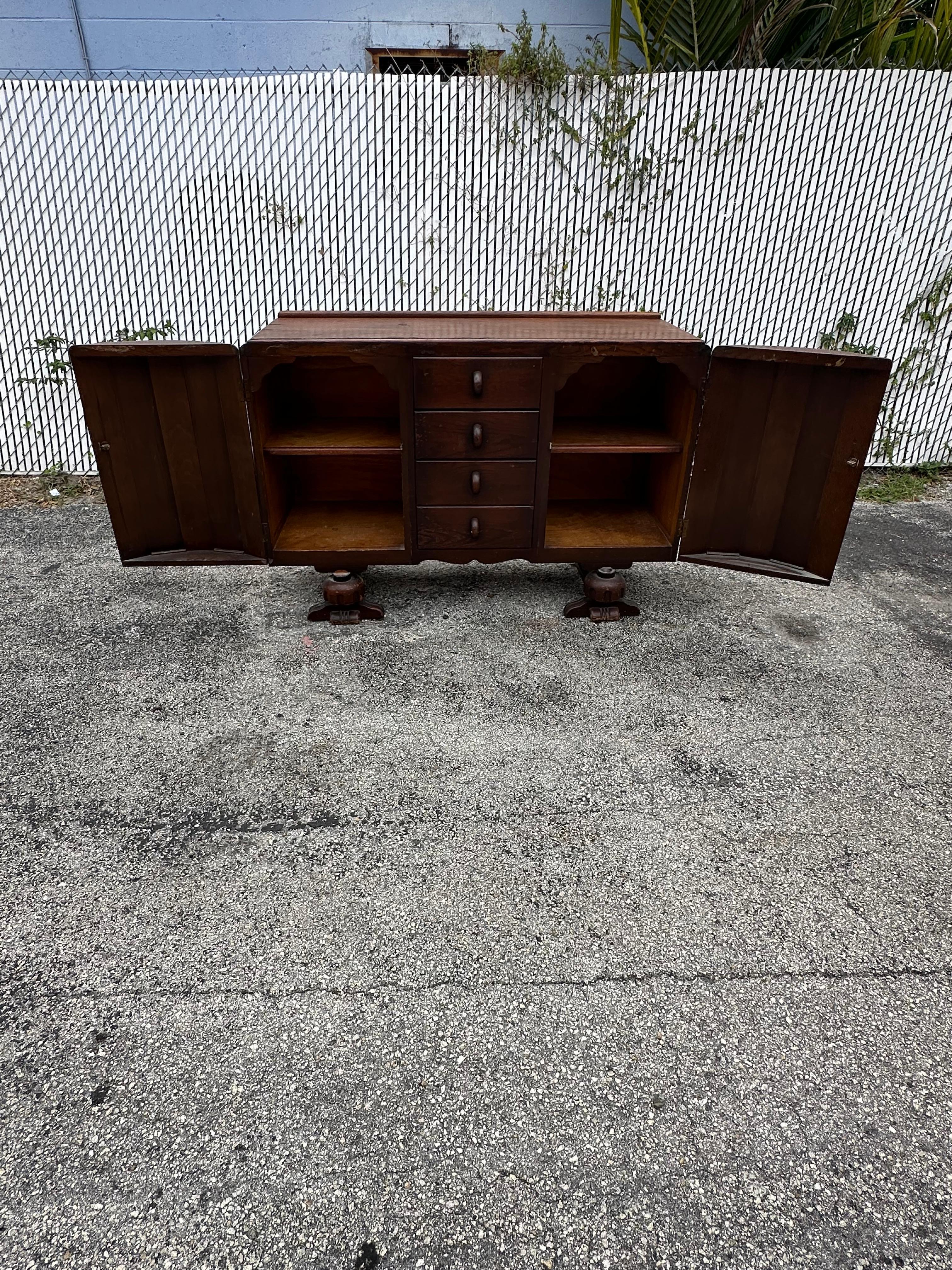 1920er Jahre Art Deco Sideboard aus geschnitztem Nussbaumholz im Angebot 1