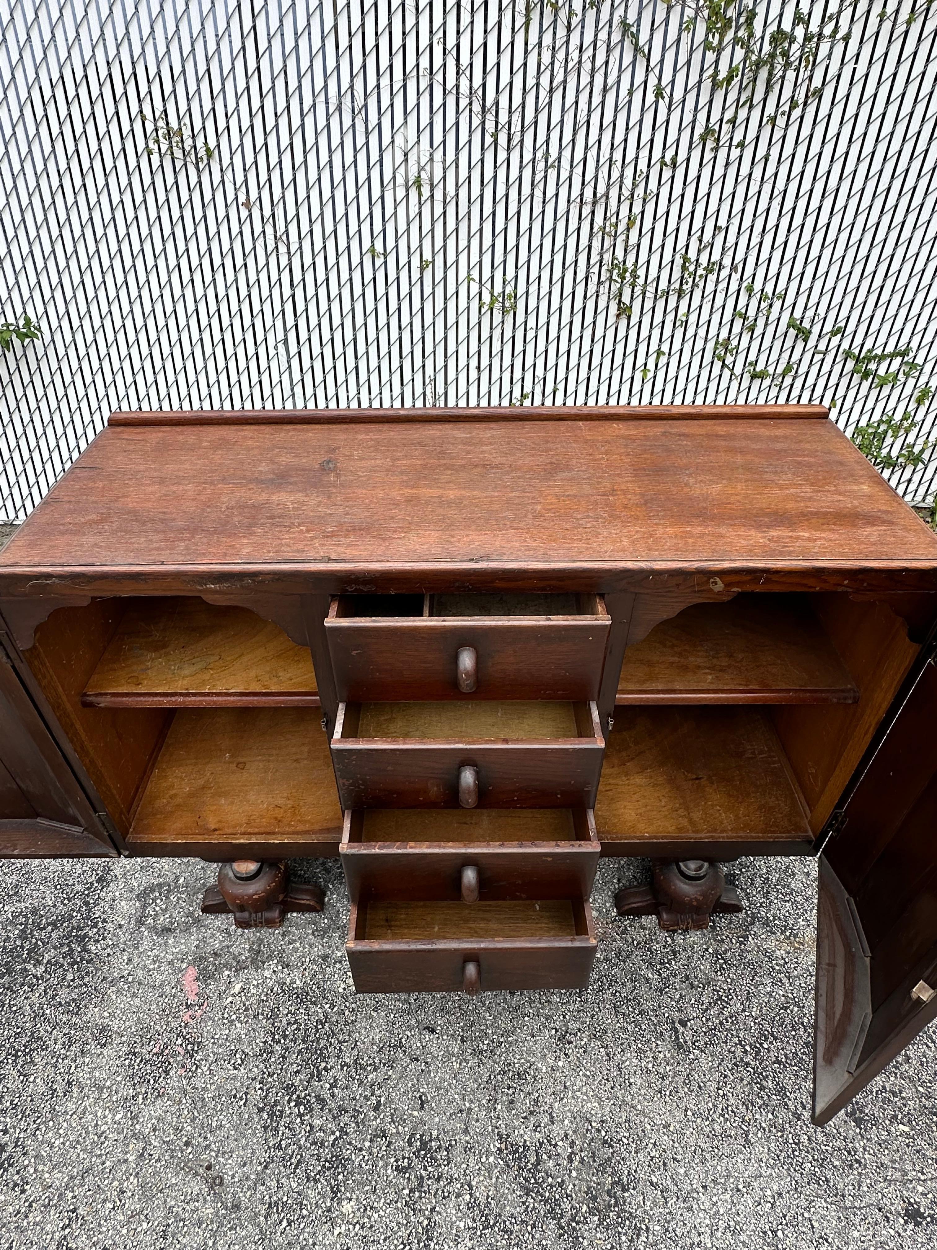 1920er Jahre Art Deco Sideboard aus geschnitztem Nussbaumholz im Angebot 2