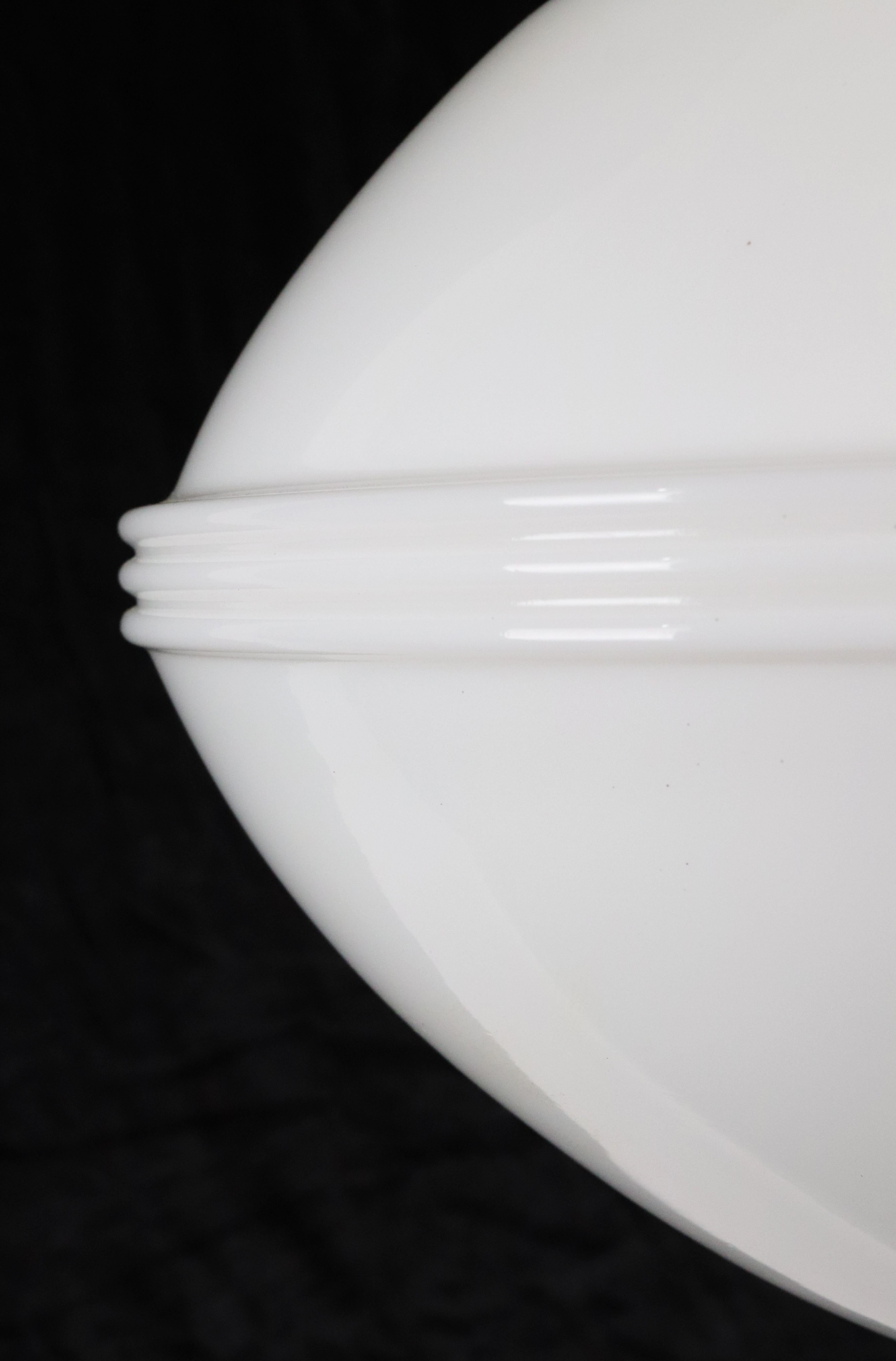 Lampada a sospensione Art Deco degli anni '20 in vetro bianco latte con cavo nero in vendita 3