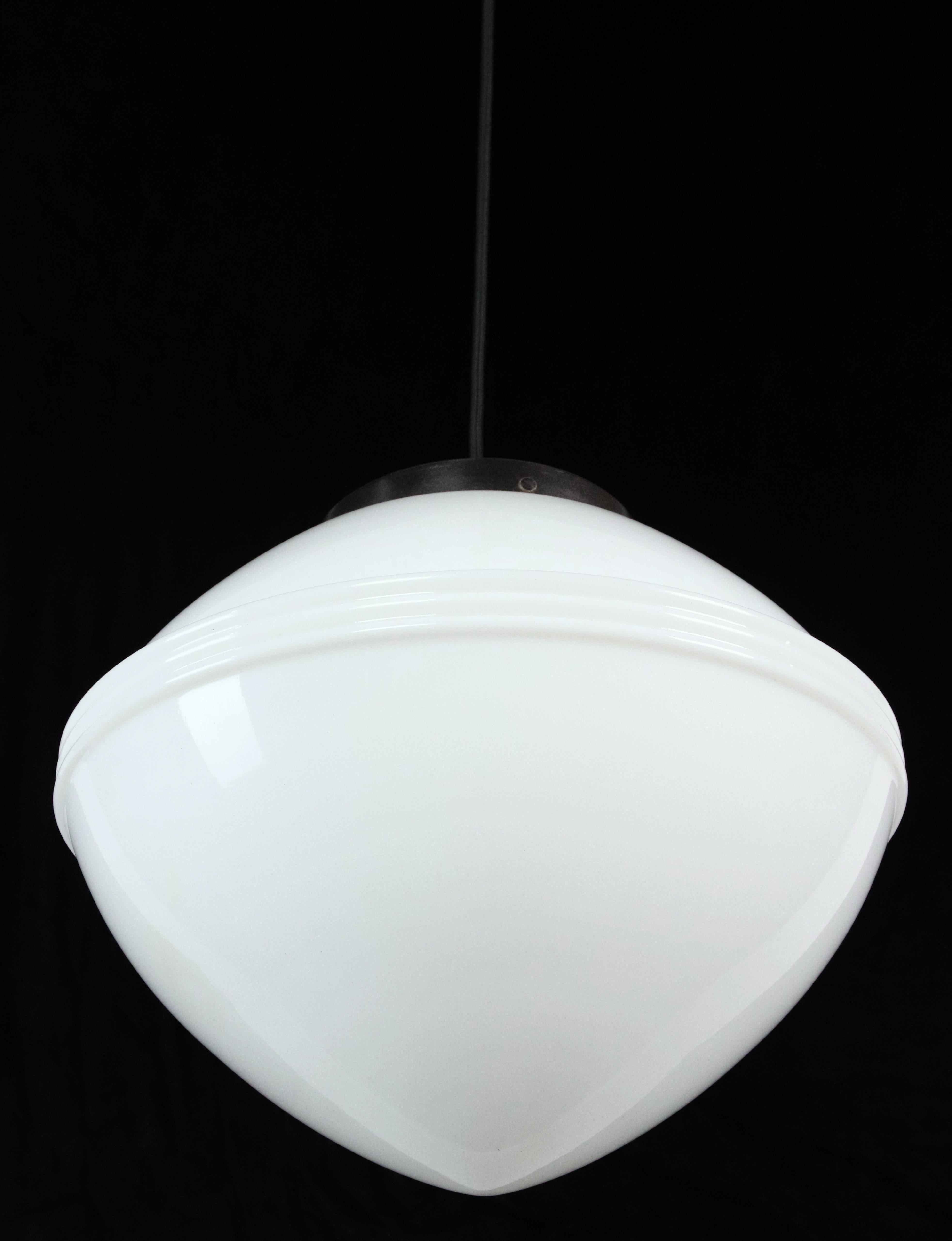 Lampada a sospensione Art Deco degli anni '20 in vetro bianco latte con cavo nero in vendita 4