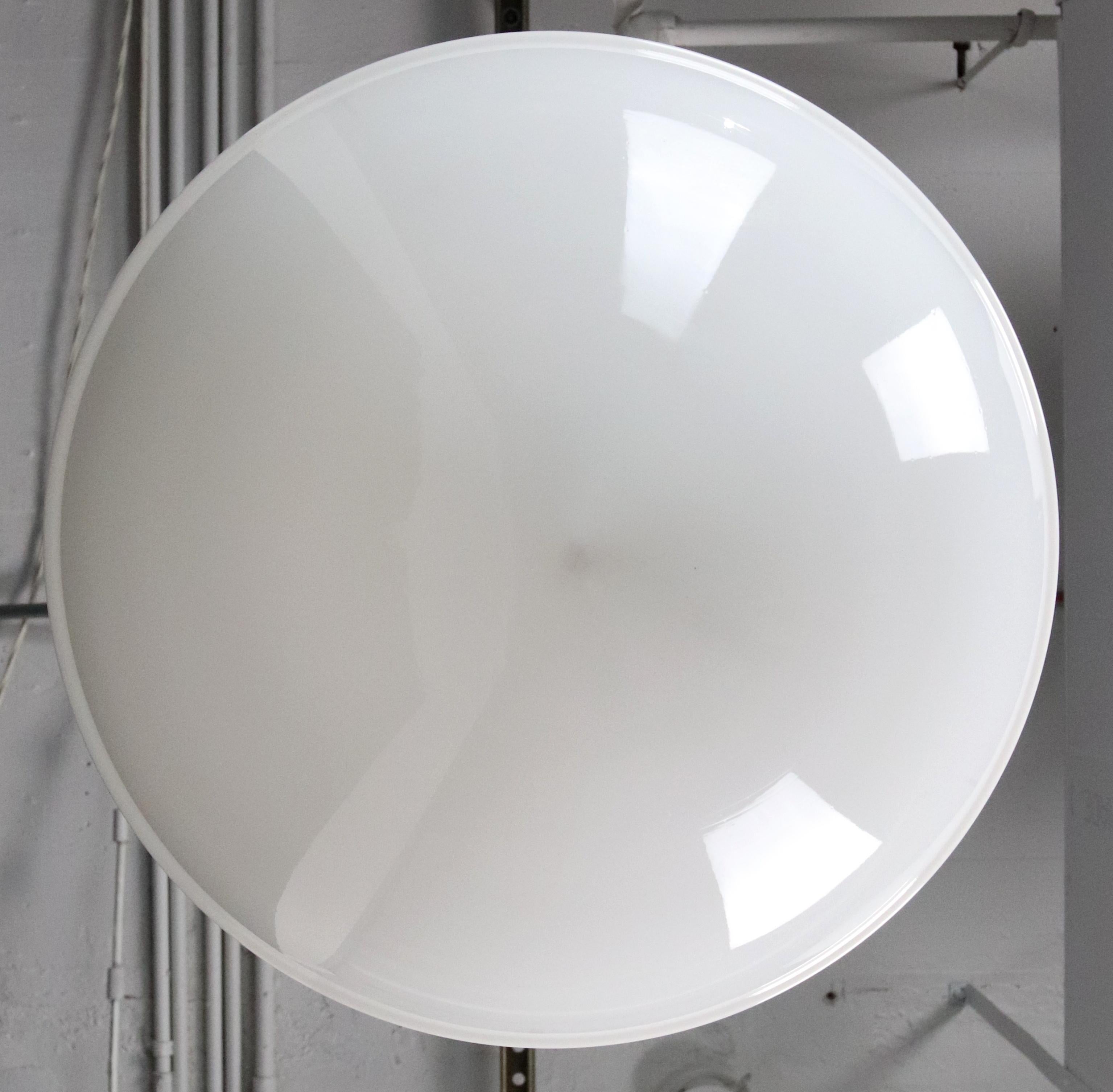 Lampada a sospensione Art Deco degli anni '20 in vetro bianco latte con cavo nero in vendita 5