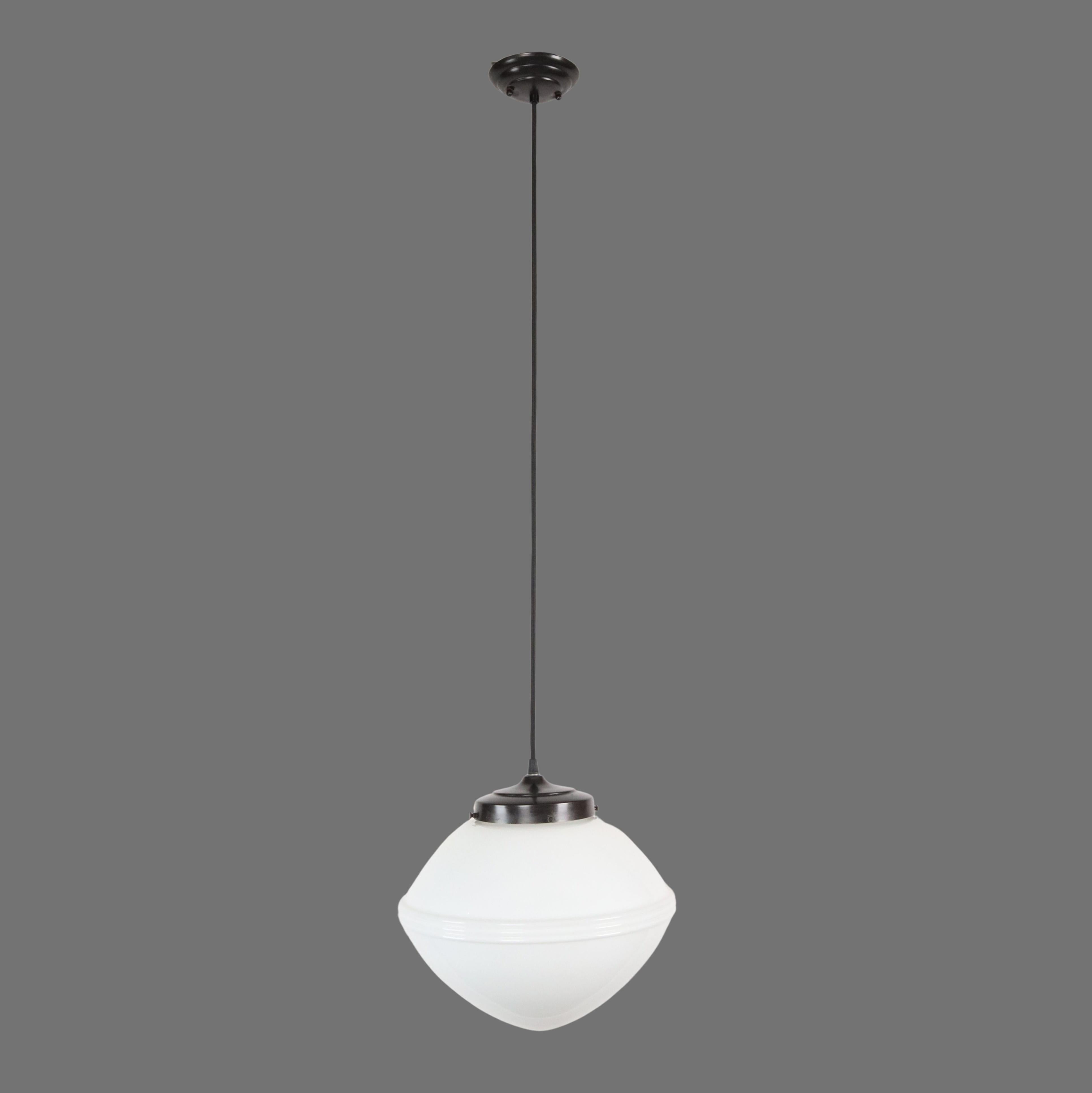 Lampada a sospensione in stile Art Deco degli anni '20, composta da un antico globo di vetro lattiginoso e da un montatore a corda nero di nuova realizzazione. Richiede una lampadina standard di tipo Edison a base media. Buone condizioni. Pulito e