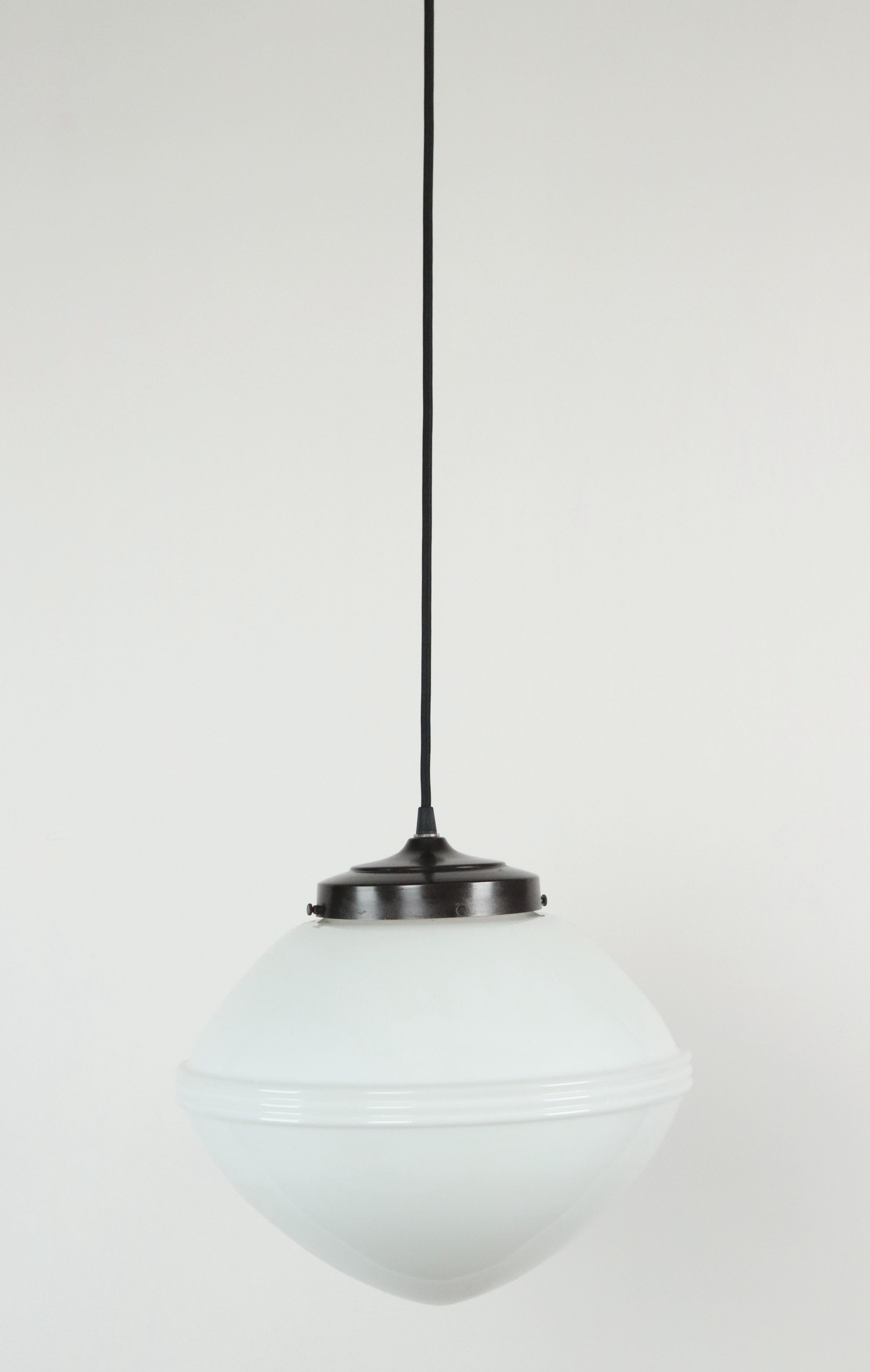 Art Déco Lampada a sospensione Art Deco degli anni '20 in vetro bianco latte con cavo nero in vendita