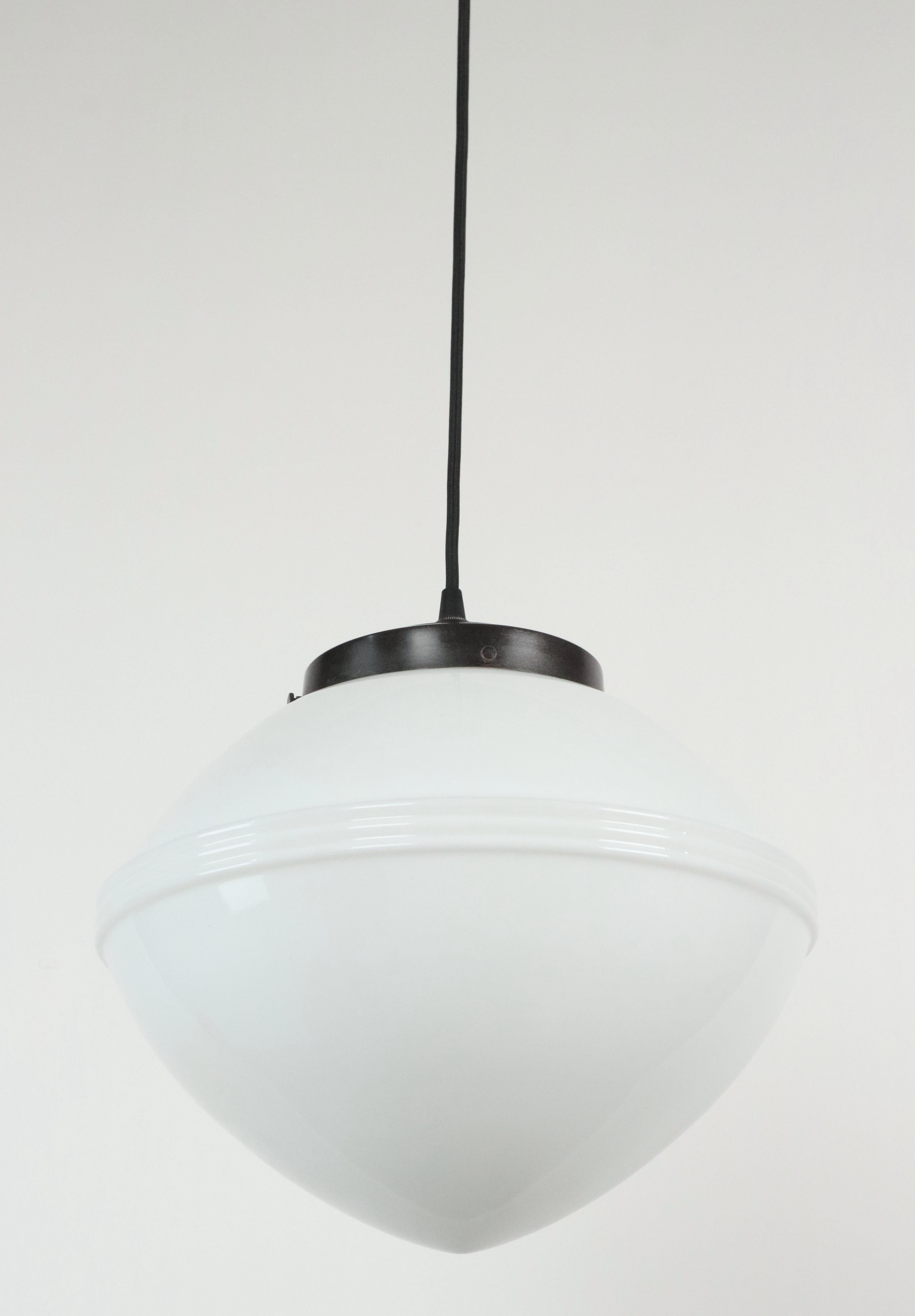 Americano Lampada a sospensione Art Deco degli anni '20 in vetro bianco latte con cavo nero in vendita