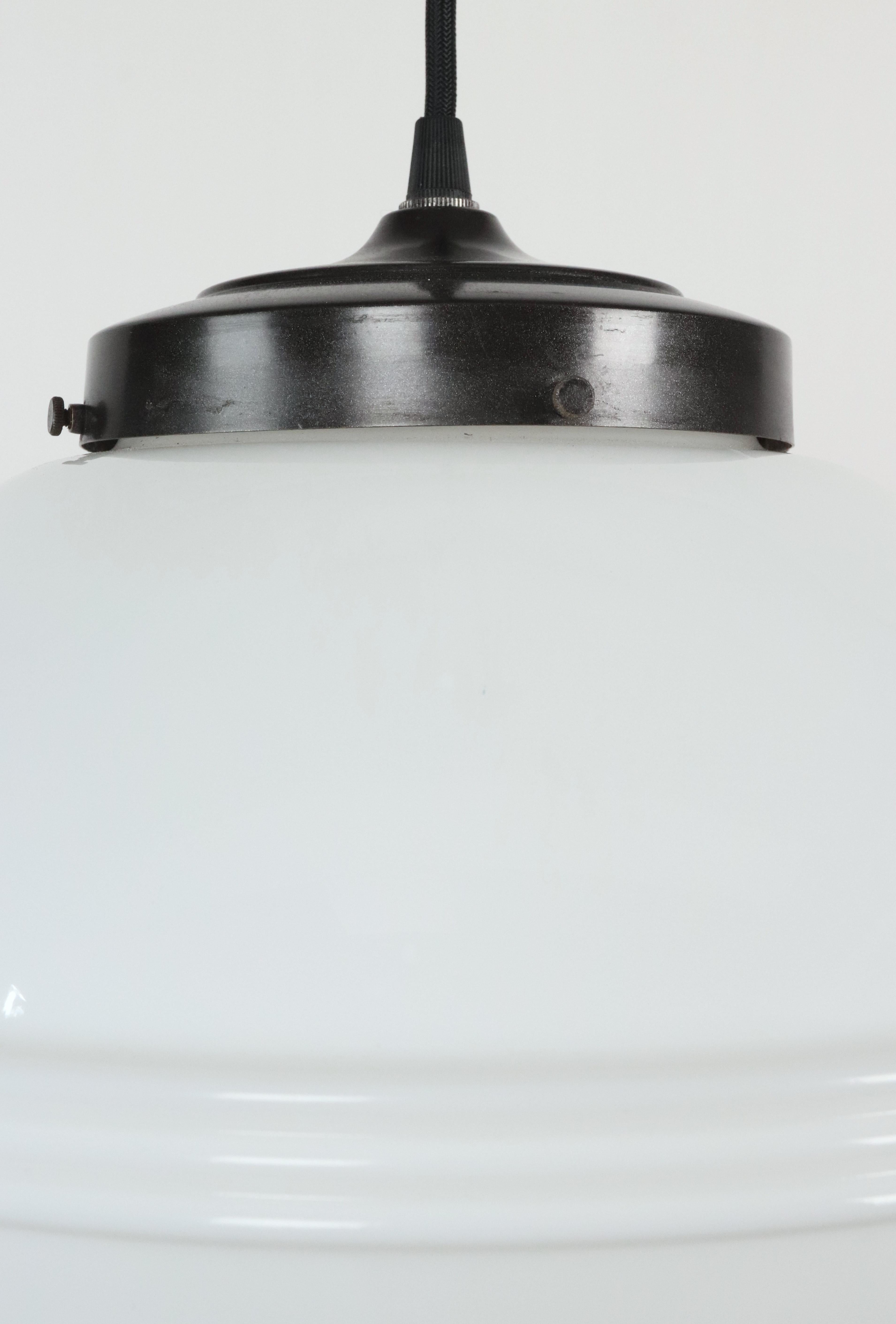 Lampada a sospensione Art Deco degli anni '20 in vetro bianco latte con cavo nero In condizioni buone in vendita a New York, NY