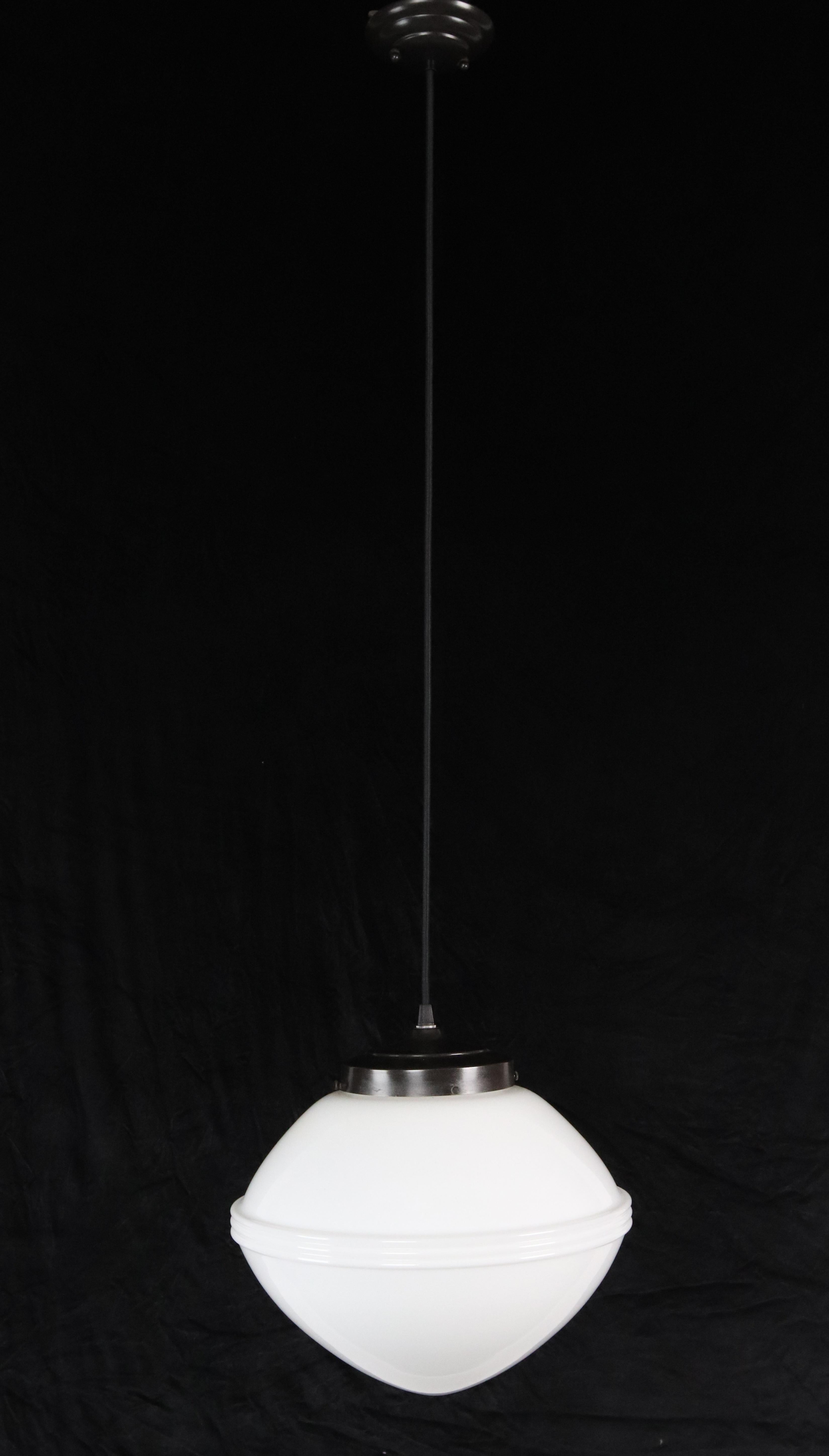 Inizio XX secolo Lampada a sospensione Art Deco degli anni '20 in vetro bianco latte con cavo nero in vendita
